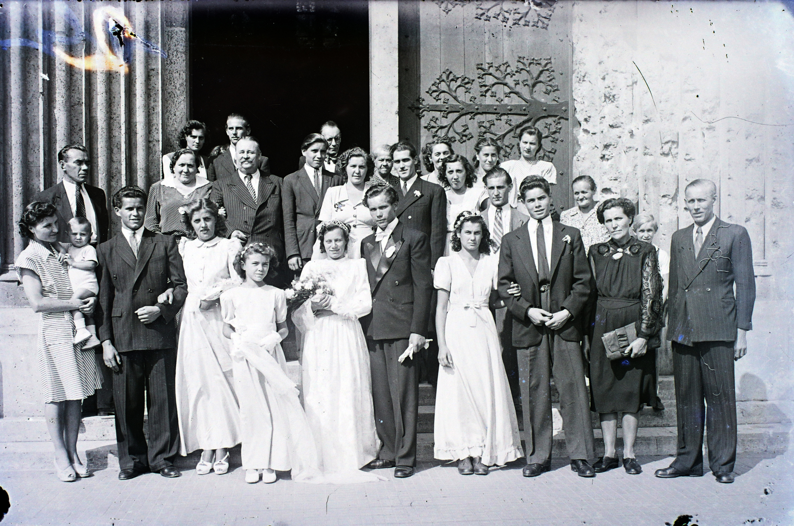 Hungary, Budapest XIII., Szent Margit (Ferdinánd) tér, a felvétel az Árpád-házi Szent Margit-templom kapujánál készült., 1947, Hámori Gyula, Budapest, bride, groom, wedding ceremony, tableau, Fortepan #105603