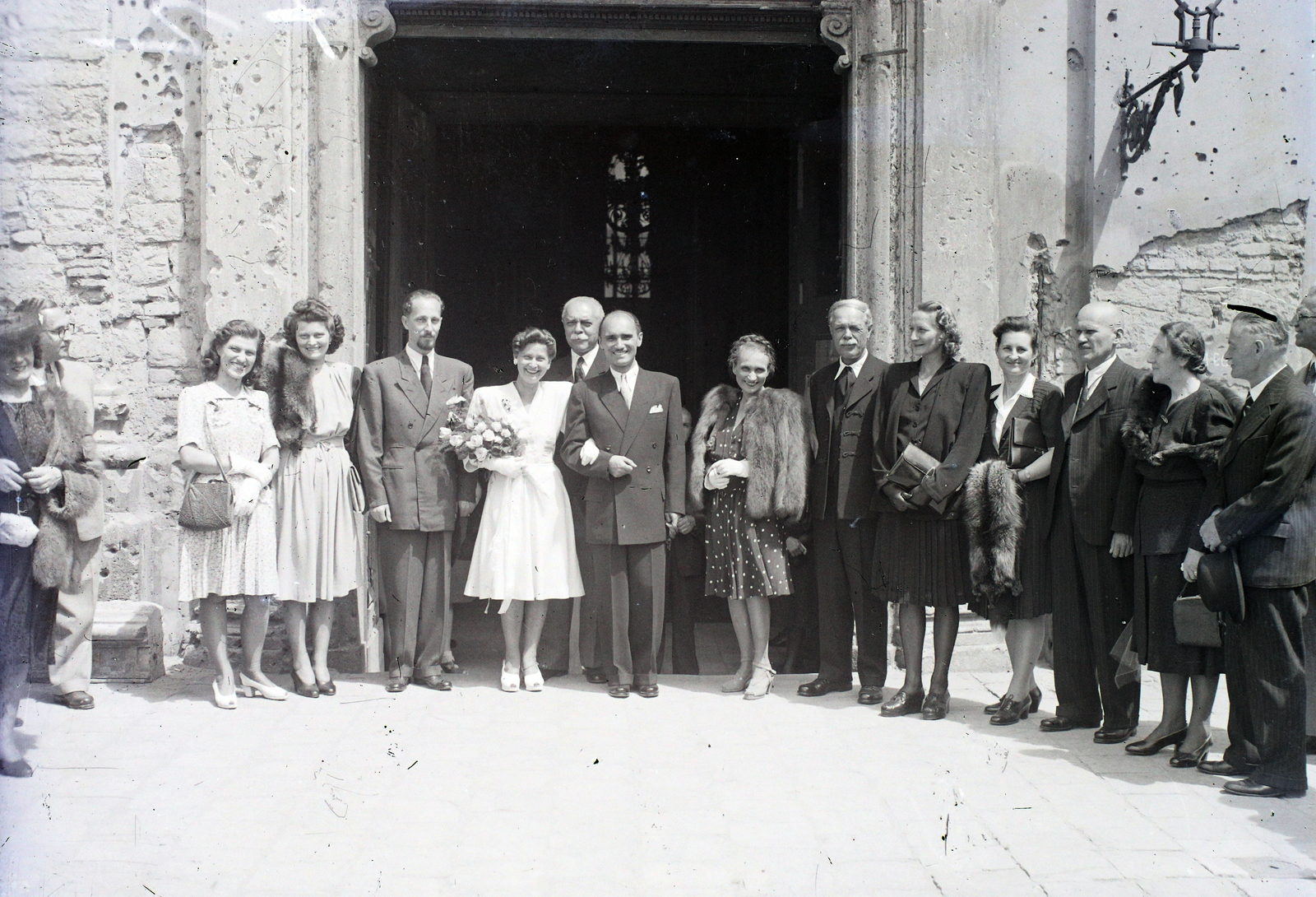 Hungary, Budapest V., Március 15. (Eskü) tér, a felvétel a Belvárosi Nagyboldogasszony Főplébánia-templom kapujánál készült., 1947, Hámori Gyula, Budapest, bride, groom, wedding ceremony, tableau, bullet hole, fur, Fortepan #105605
