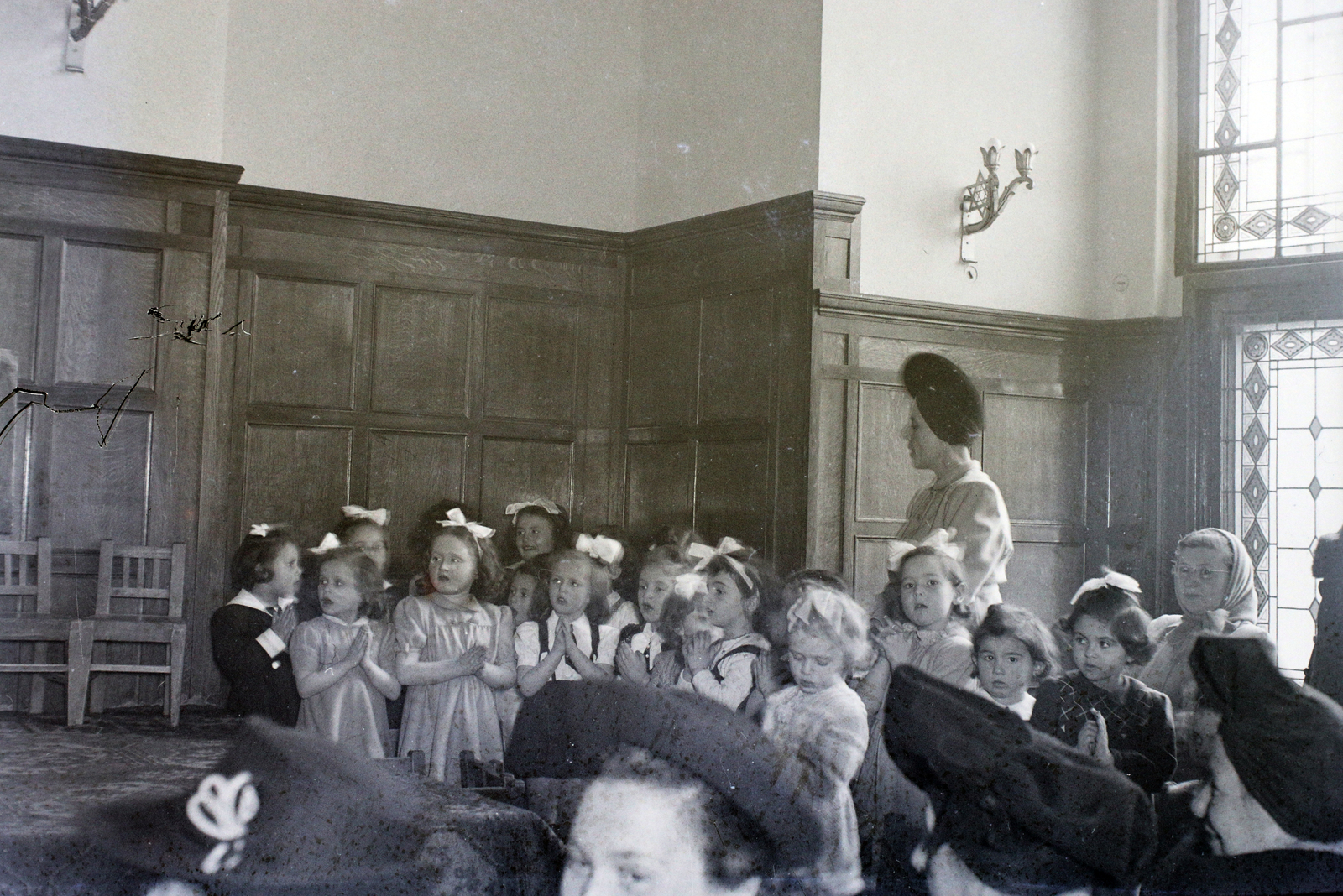 Hungary, Budapest VII., Kazinczy utcai orthodox központ, díszterem., 1946, Hámori Gyula, girl, choir, headscarf, Budapest, Fortepan #105608