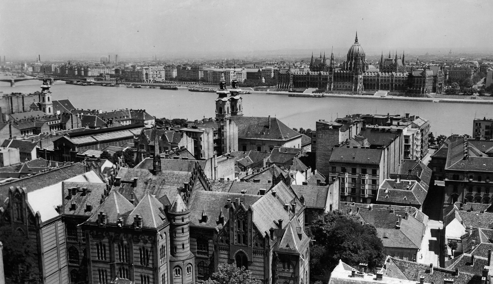 Magyarország, Budapest I., kilátás a Királyi Egyetemi Katolikus Főgimnázium (később Budapesti Egyetemi Katolikus Gimnázium) tetejéről a Duna és a Parlament felé. Előtérben a Toldy Ferenc Gimnázium., 1943, Archiv für Zeitgeschichte ETH Zürich / Agnes Hirschi, Carl Lutz, háztető, Budapest, madártávlat, Fortepan #105623