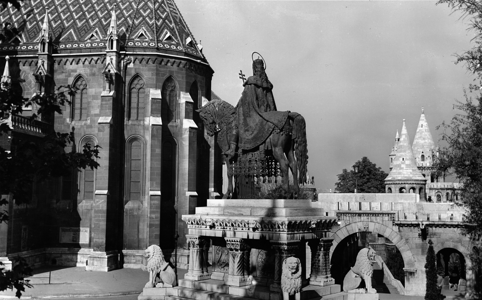 Magyarország, budai Vár, Budapest I., Szentháromság tér, Szent István szobra (Stróbl Alajos, 1906.) a Mátyás-templom és a Halászbástya között., 1943, Archiv für Zeitgeschichte ETH Zürich / Agnes Hirschi, Carl Lutz, Budapest, Fortepan #105630