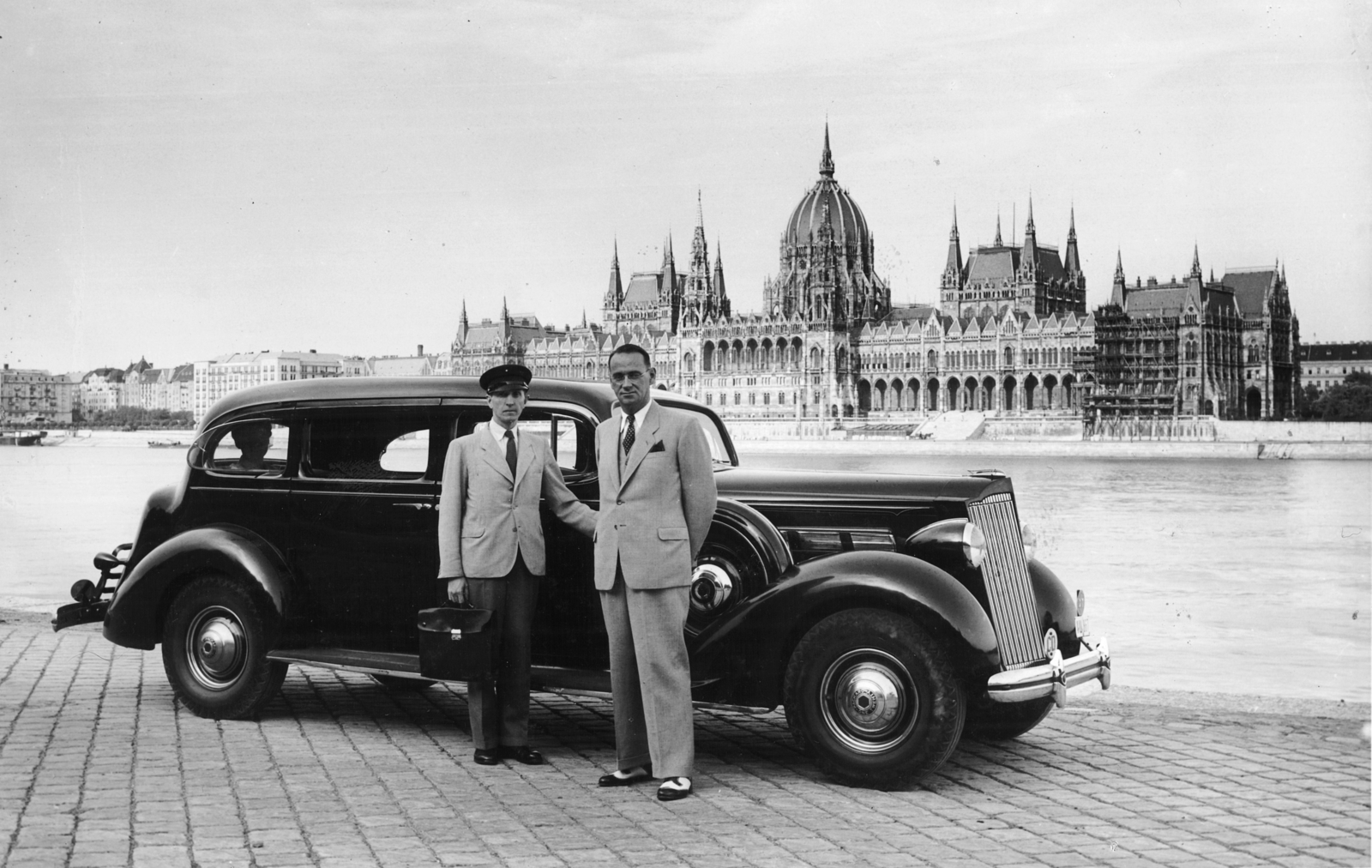 Hungary, Budapest I., budai alsó rakpart, jobbra Carl Lutz svájci diplomata. Szemben a Parlament., 1943, Archiv für Zeitgeschichte ETH Zürich / Agnes Hirschi, Carl Lutz, american brand, chauffeur, briefcase, Packard-brand, Budapest, driving cap, diplomatic sign, Fortepan #105641