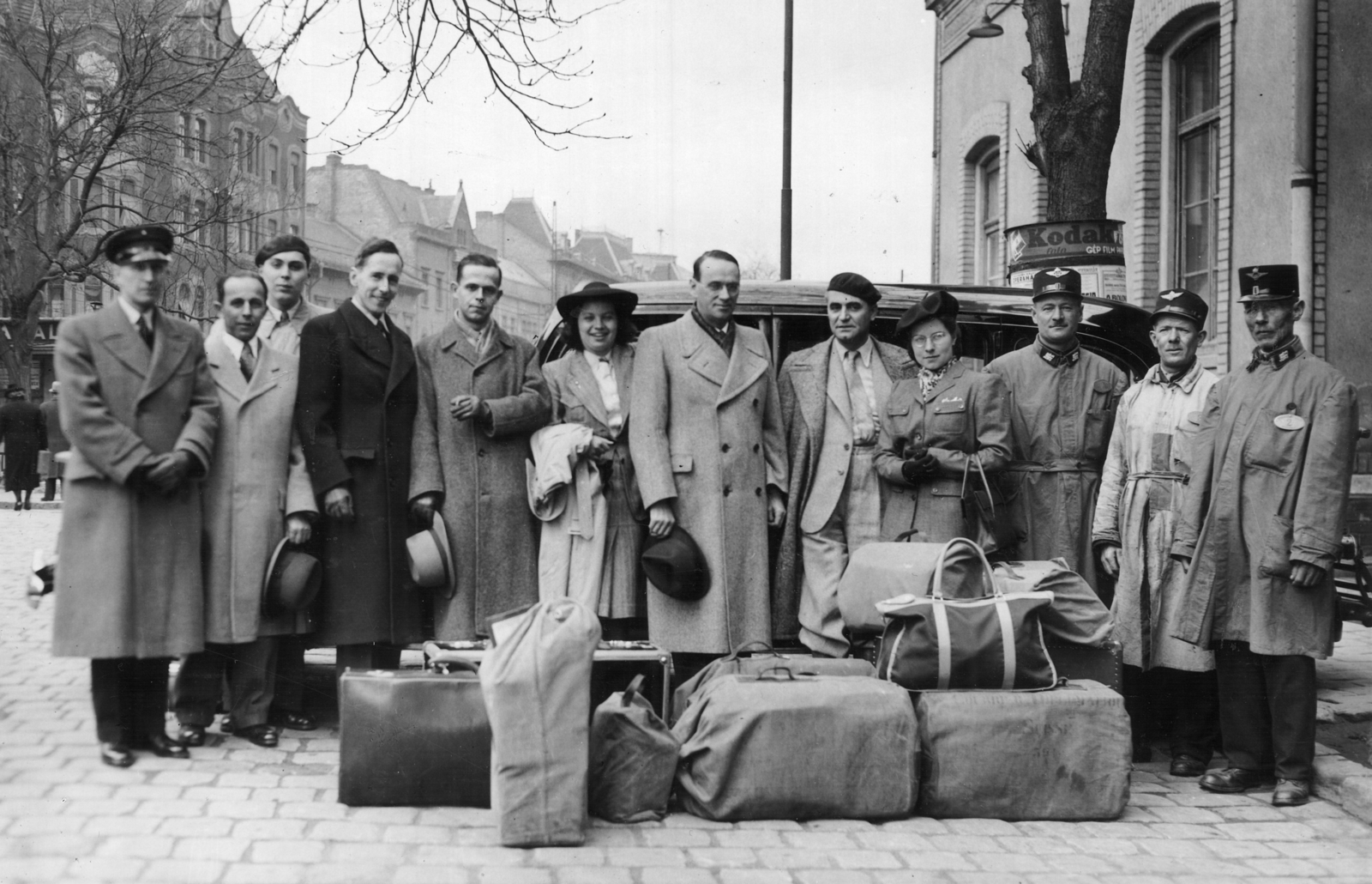 Hungary, Budapest XII.,Budapest I., a felvétel a Déli pályaudvar előtt készült. Középen Carl Lutz svájci diplomata, háttérben az Alkotás utca házsora., 1942, Archiv für Zeitgeschichte ETH Zürich / Agnes Hirschi, Carl Lutz, ad pillar, carrier, Kodak-brand, Budapest, luggage, Fortepan #105658