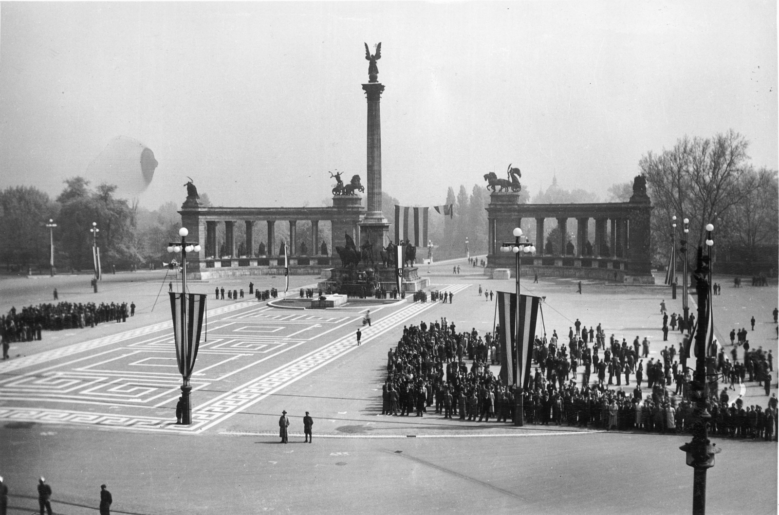 Magyarország, Budapest VI.,Budapest XIV., Hősök tere, Millenniumi emlékmű., 1943, Archiv für Zeitgeschichte ETH Zürich / Agnes Hirschi, Carl Lutz, Budapest, zászlódísz, Fortepan #105661