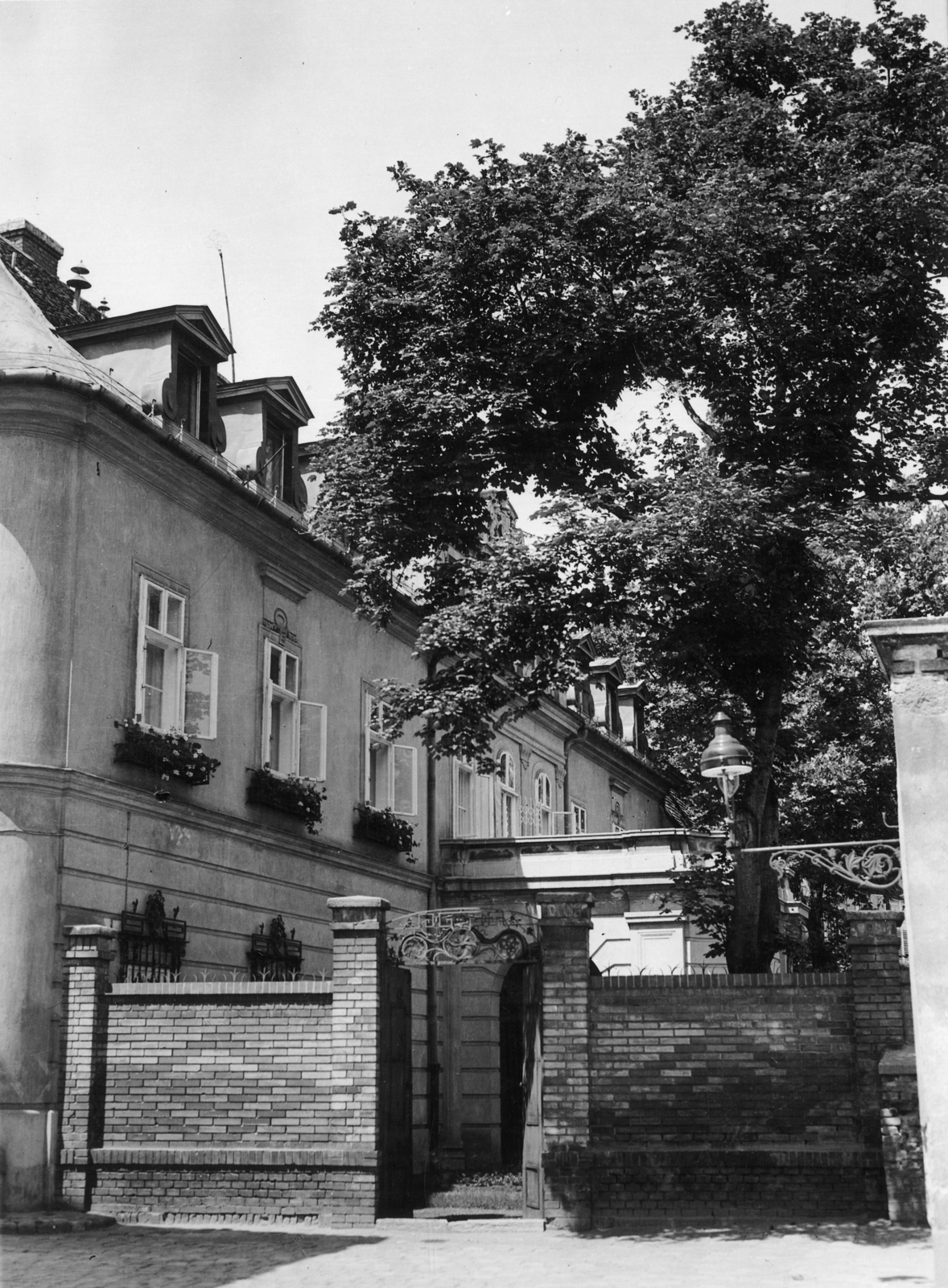 Magyarország, budai Vár, Budapest I., Boldog XI. Ince pápa (Ibolya) utca, a korábbi brit követség kertkapuja, jobbra az Iskola lépcső., 1943, Archiv für Zeitgeschichte ETH Zürich / Agnes Hirschi, Carl Lutz, Budapest, téglakerítés, Fortepan #105666