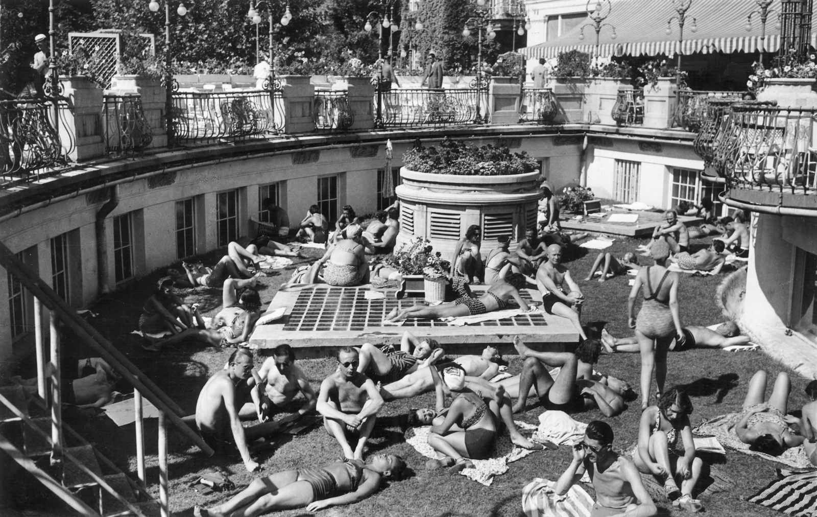 Magyarország, Budapest XI., Gellért Gyógyfürdő., 1943, Archiv für Zeitgeschichte ETH Zürich / Agnes Hirschi, Carl Lutz, szecesszió, napozás, Budapest, fürdő-ház, Art Nouveau, Hegedűs Ármin-terv, Sebestyén Artúr-terv, Sterk Izidor-terv, Fortepan #105676