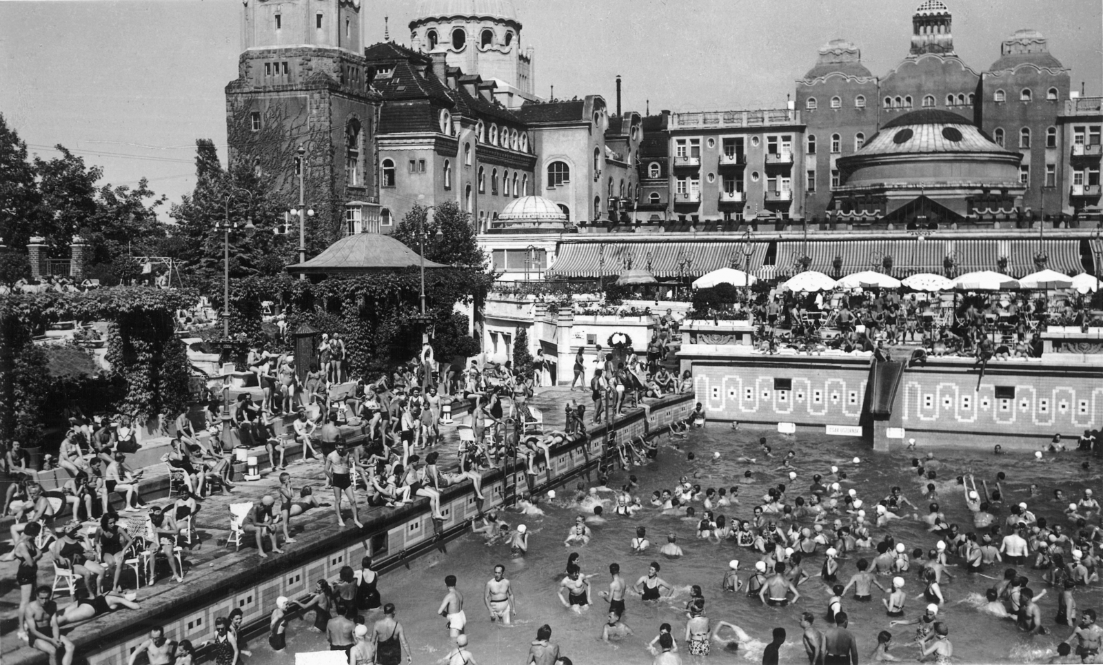 Magyarország, Budapest XI., Gellért Gyógyfürdő, hullámmedence., 1943, Archiv für Zeitgeschichte ETH Zürich / Agnes Hirschi, Carl Lutz, hullámfürdő, szecesszió, Budapest, fürdő-ház, Art Nouveau, Hegedűs Ármin-terv, Sebestyén Artúr-terv, Sterk Izidor-terv, Fortepan #105677