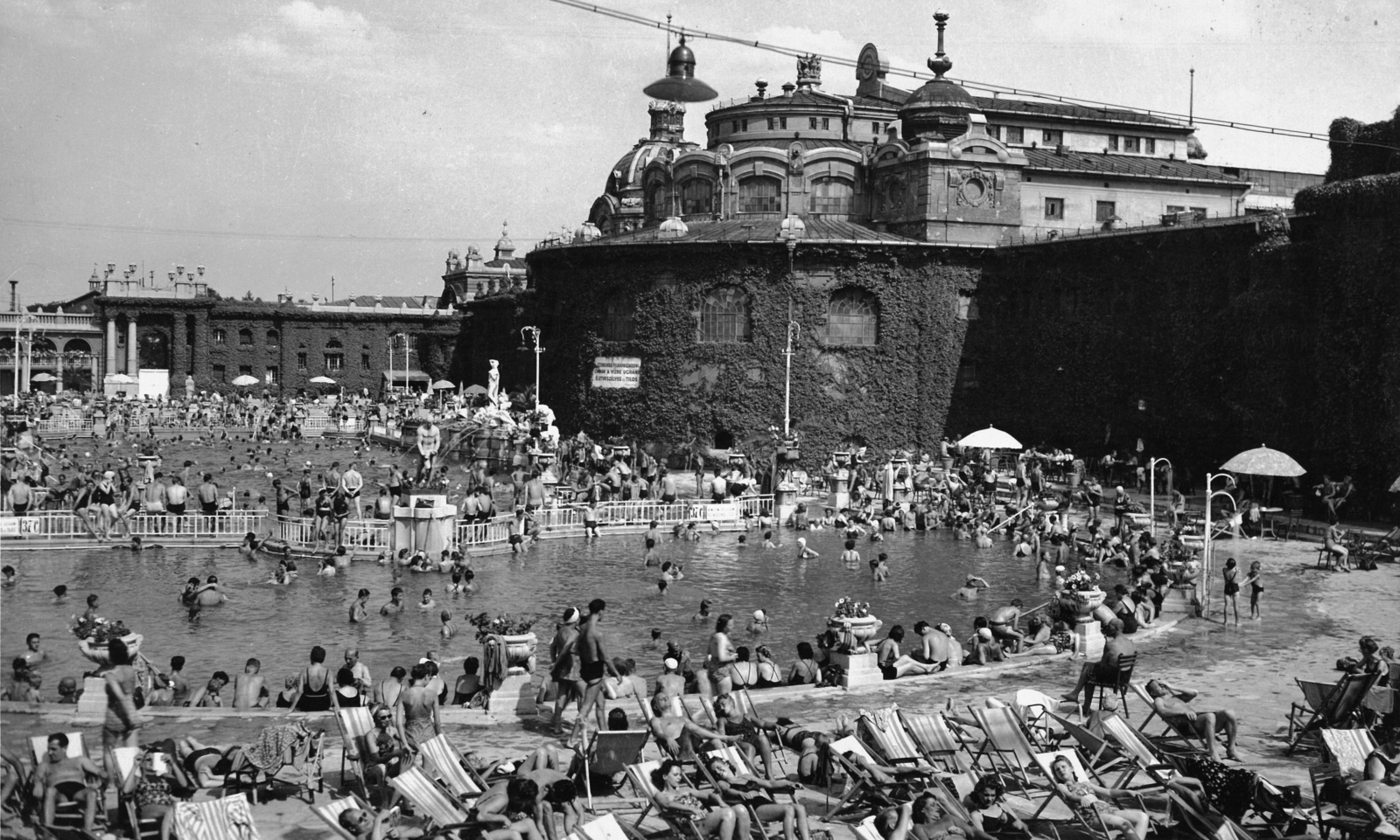 Magyarország, Városliget, Budapest XIV., Széchenyi fürdő., 1943, Archiv für Zeitgeschichte ETH Zürich / Agnes Hirschi, Carl Lutz, gyógyfürdő, Budapest, neobarokk stílus, Czigler Gyöző-terv, Fortepan #105680