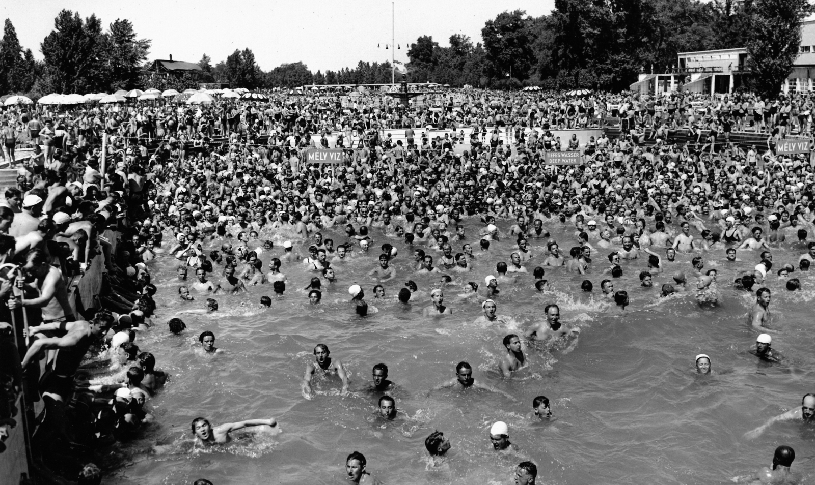 Magyarország, Margitsziget, Budapest, Palatinus Strandfürdő, hullámmedence., 1943, Archiv für Zeitgeschichte ETH Zürich / Agnes Hirschi, Carl Lutz, hullámfürdő, tömeg, Fortepan #105681