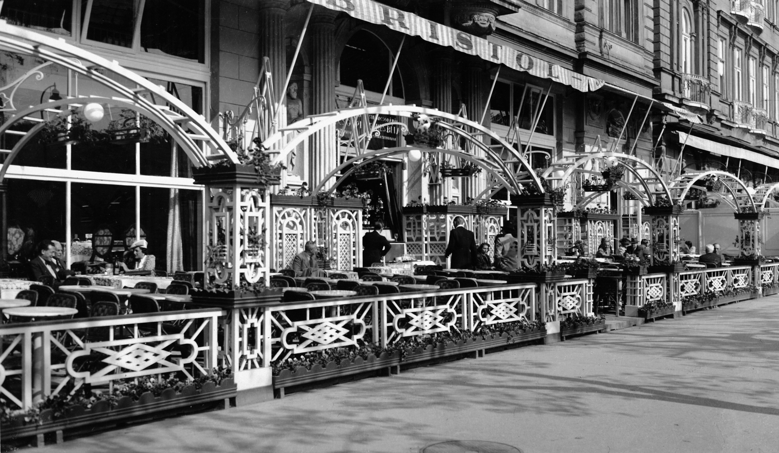 Hungary, Budapest V., Dunakorzó, Bristol hotel (későbbi Duna szálló, majd a Hotel Duna Intercontinental épült a helyén)., 1943, Archiv für Zeitgeschichte ETH Zürich / Agnes Hirschi, Carl Lutz, Budapest, terrace, railing, Fortepan #105682
