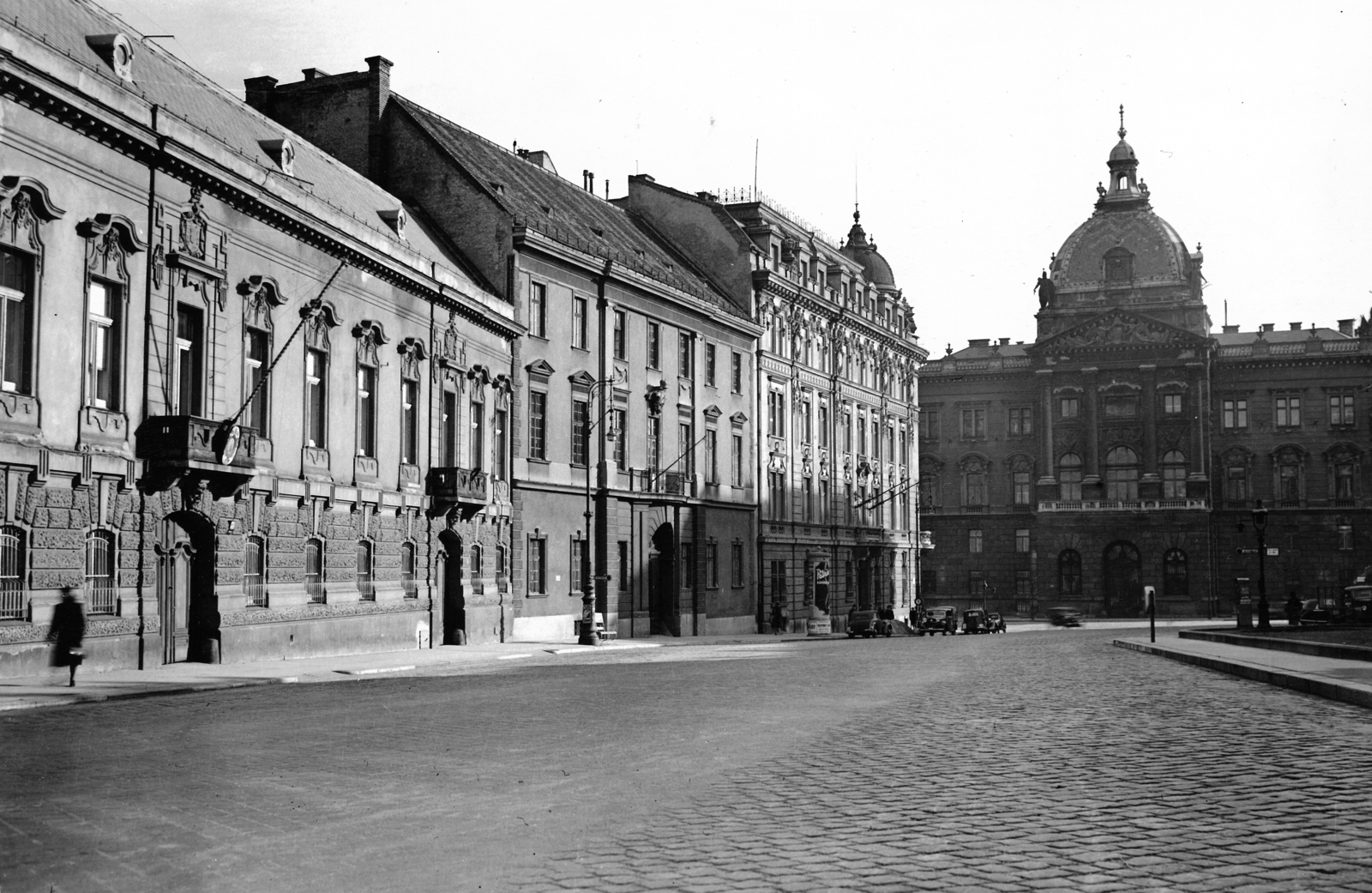 Hungary, Budapest I., Dísz tér, balról a pápai nunciatúra, a Batthyány palota és a Külügyminisztérium épülete, szemben a Honvéd Főparancsnokság., 1943, Archiv für Zeitgeschichte ETH Zürich / Agnes Hirschi, Carl Lutz, Budapest, vanished building, Fortepan #105685