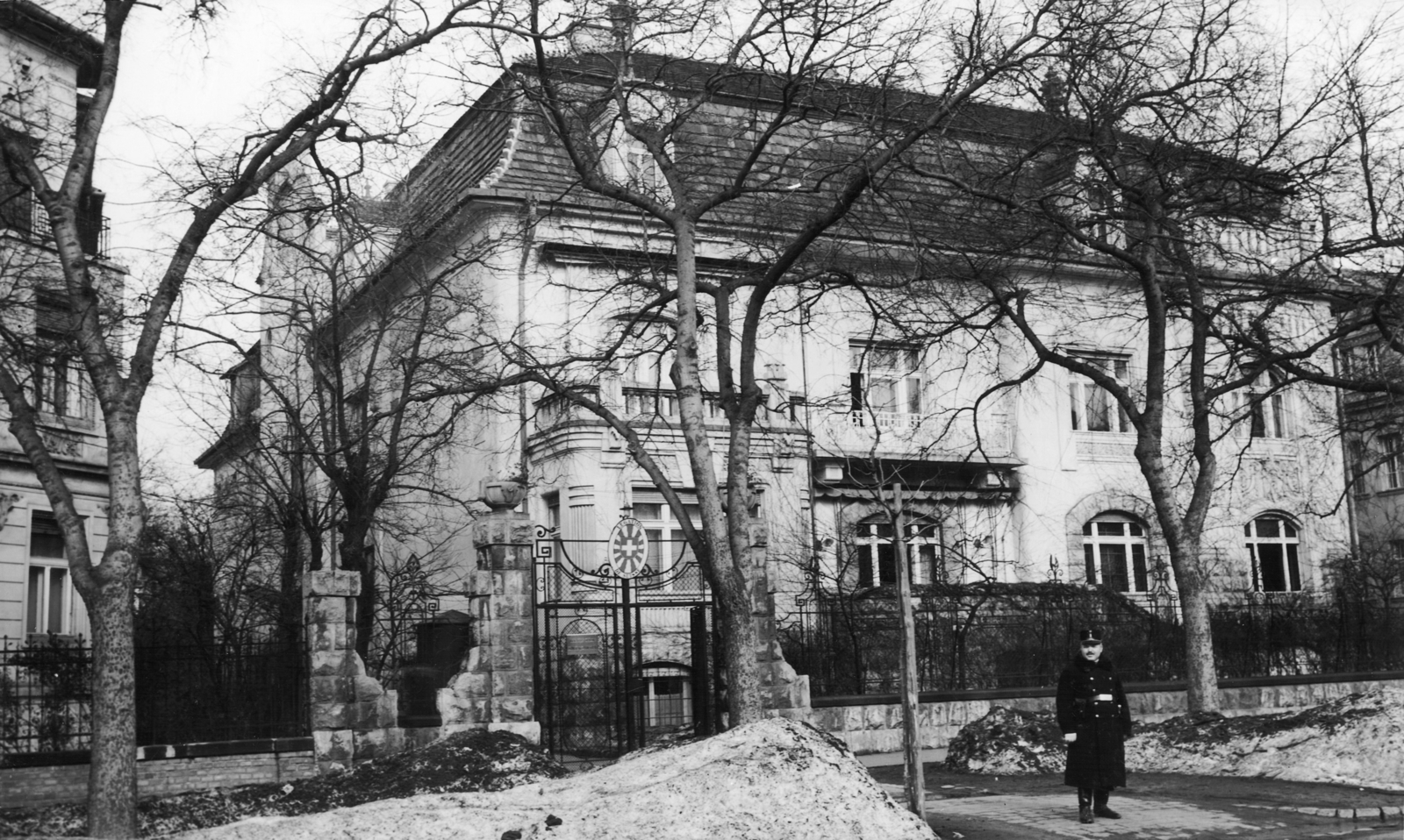 Magyarország, Budapest XIV., Stefánia út 107., svájci követség., 1943, Archiv für Zeitgeschichte ETH Zürich / Agnes Hirschi, Carl Lutz, rendőr, címer, Budapest, Fortepan #105687