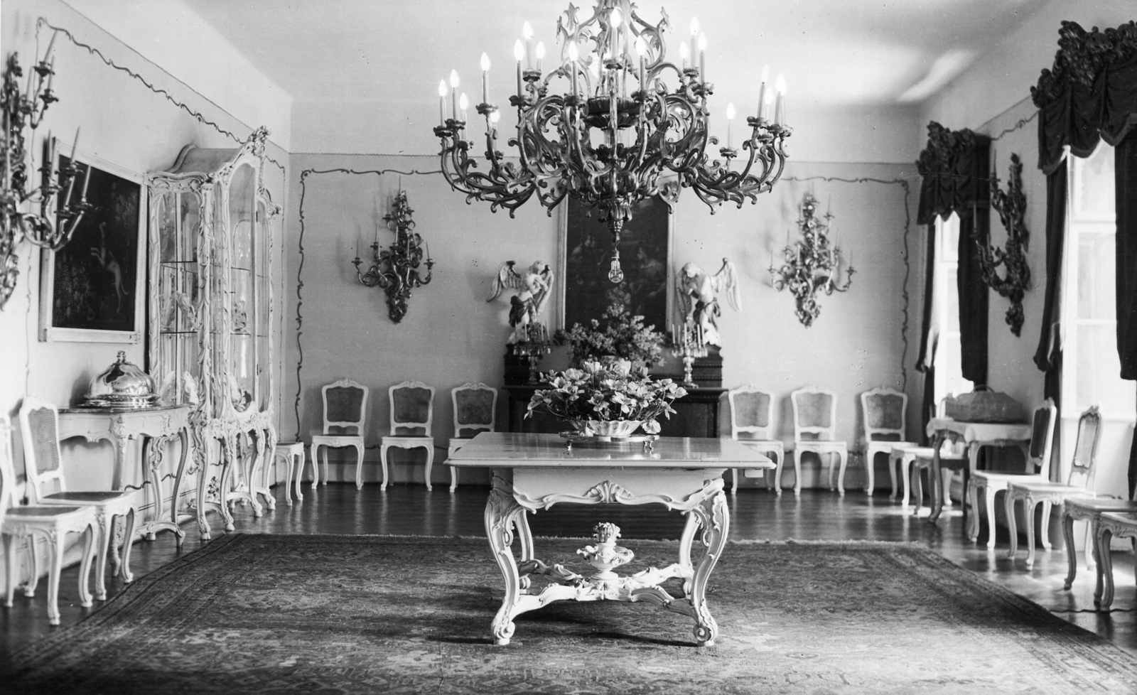 1944, Archiv für Zeitgeschichte ETH Zürich / Agnes Hirschi, Carl Lutz, interior, chandelier, Baroque-style, Fortepan #105691