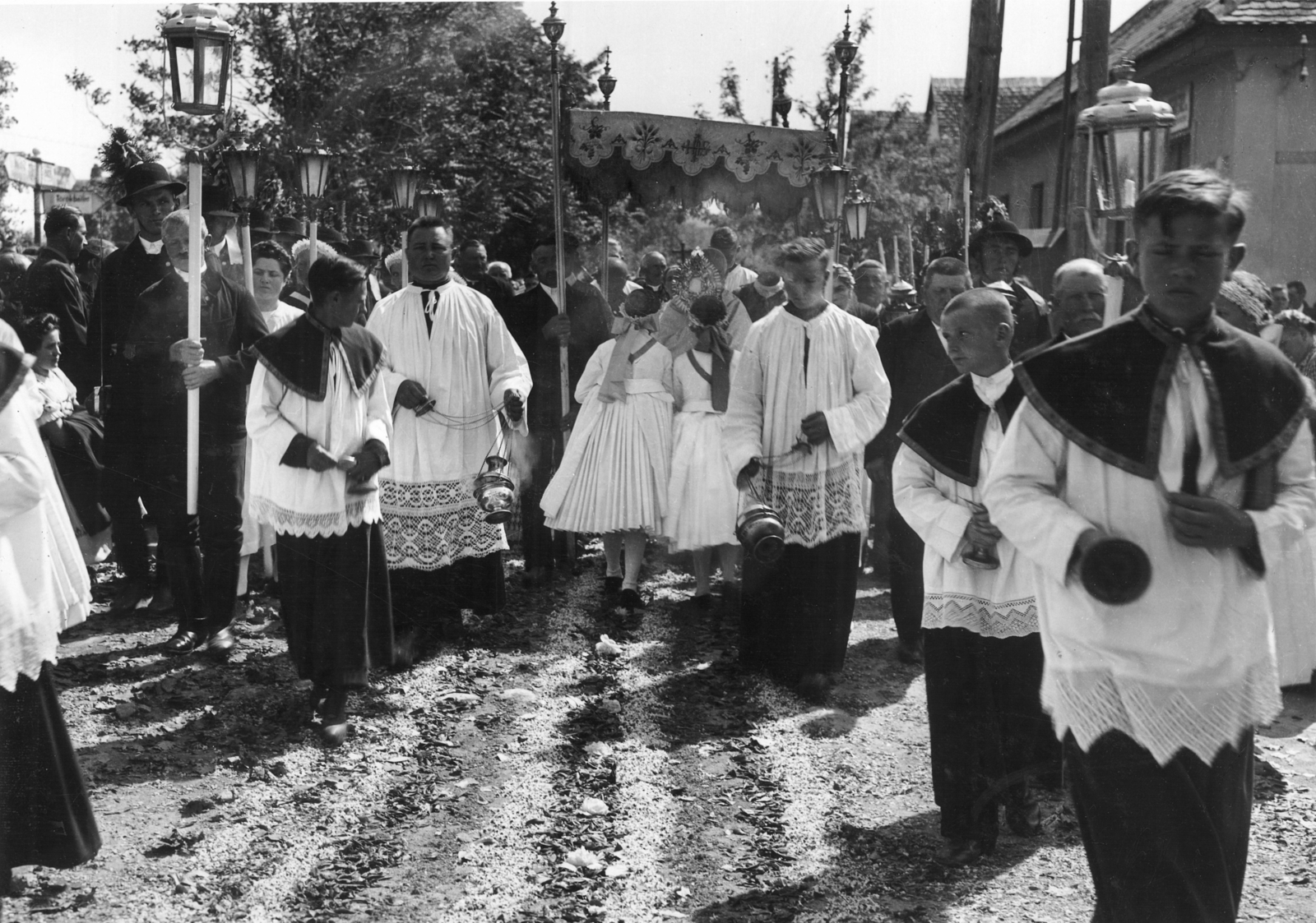 Hungary, Budaörs, Szabadság út (József főherceg utca), úrnapi körmenet virágszőnyege., 1943, Archiv für Zeitgeschichte ETH Zürich / Agnes Hirschi, Carl Lutz, procession, flower carpet, monstrance, incense, Fortepan #105693