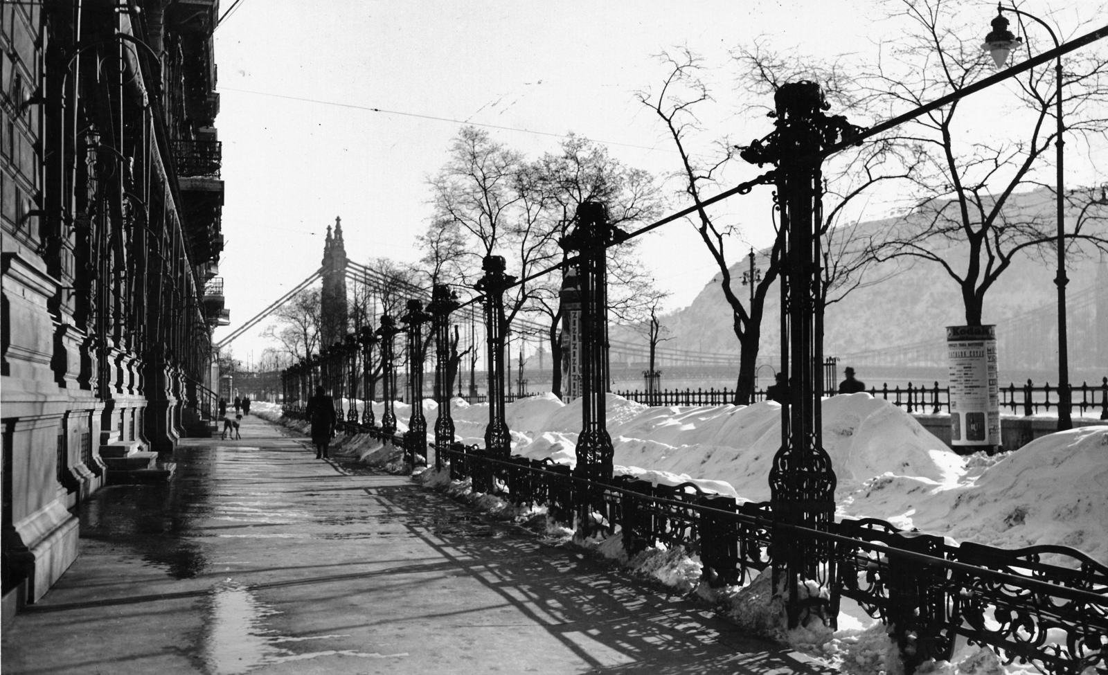 Hungary, Budapest V., Dunakorzó a Széchenyi Lánchíd felől az Erzsébet híd felé nézve., 1942, Archiv für Zeitgeschichte ETH Zürich / Agnes Hirschi, Carl Lutz, ad pillar, shadow, snow piles, Budapest, Fortepan #105705