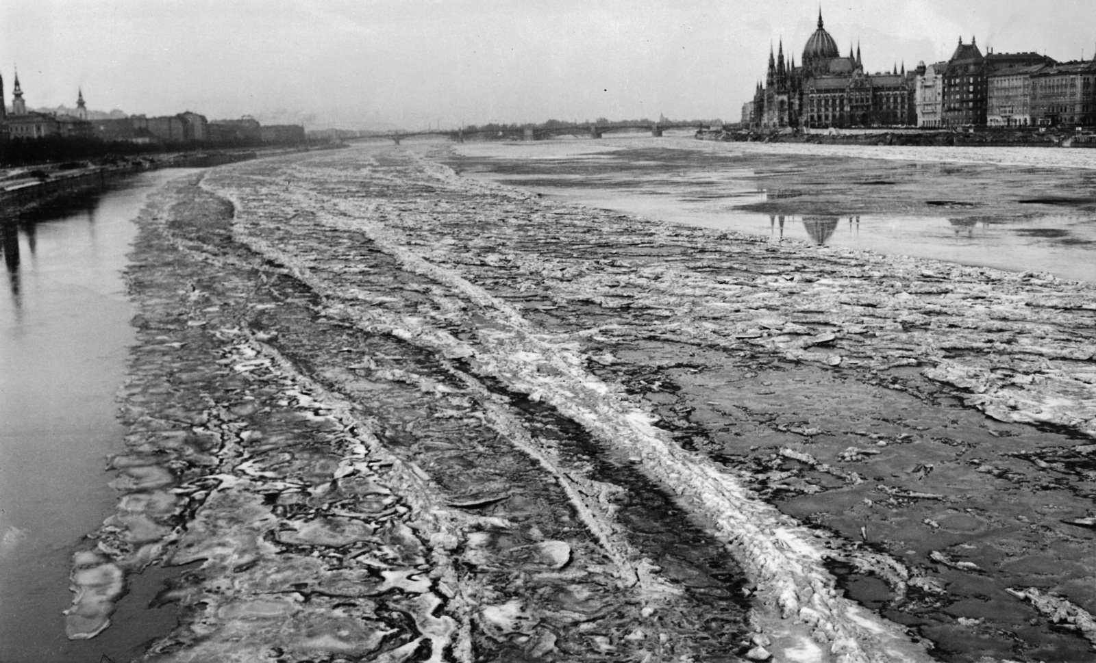 Hungary, Budapest, a Duna a Széchenyi Lánchídról a Margit híd felé nézve, jobbra a Parlament., 1942, Archiv für Zeitgeschichte ETH Zürich / Agnes Hirschi, Carl Lutz, ice field;ice float, ice breaking, Fortepan #105706