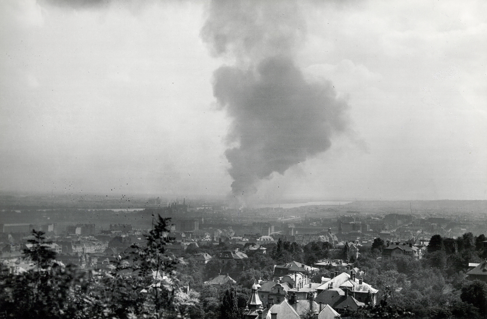 Hungary, Budapest XI., kilátás a Citadellától Lágymányos és a lángoló ipartelep felé., 1944, Archiv für Zeitgeschichte ETH Zürich / Agnes Hirschi, Carl Lutz, war damage, bombing, roof, smoke, Budapest, Fortepan #105712