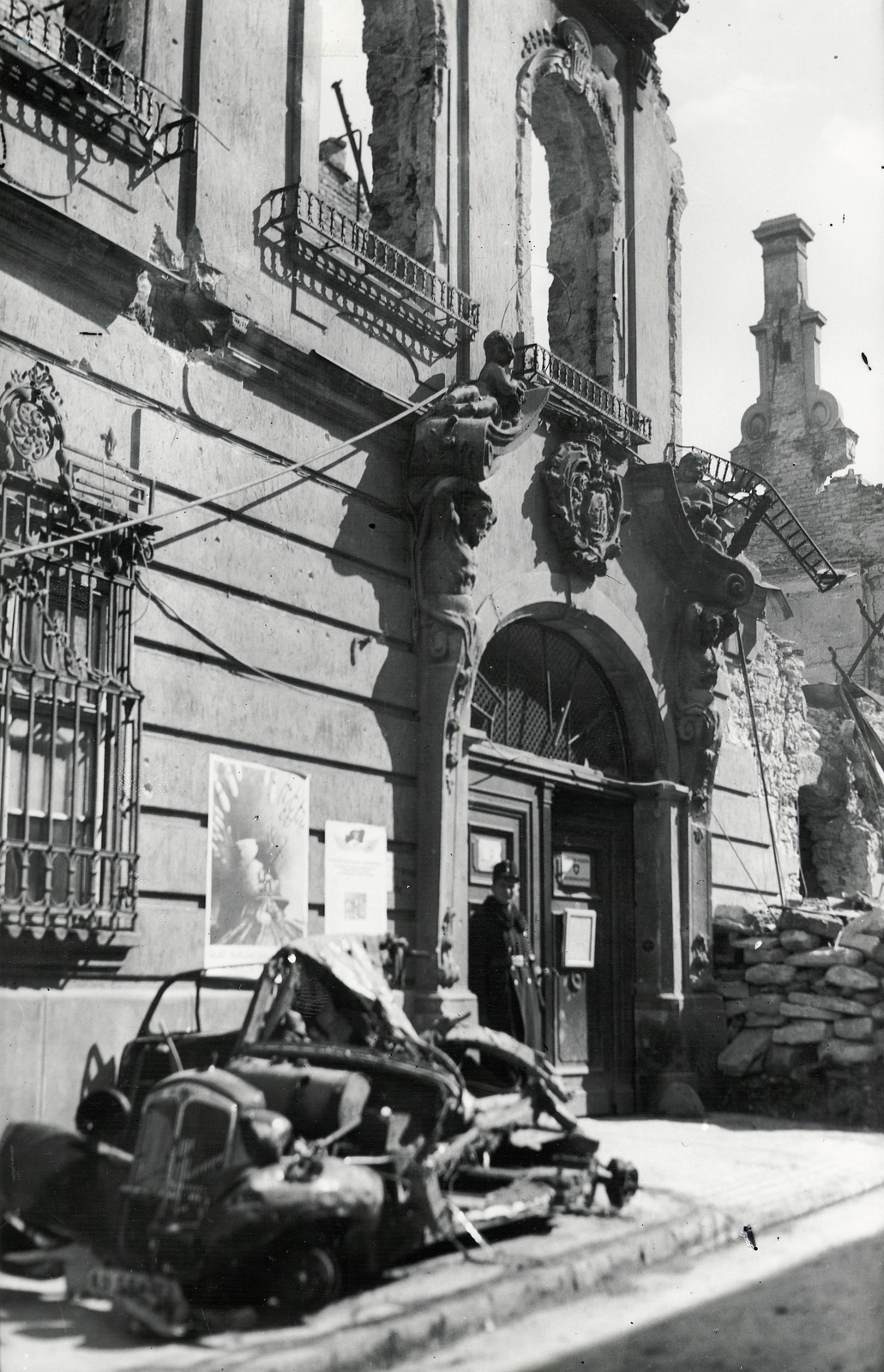 Magyarország, budai Vár, Budapest I., Táncsics Mihály (Verbőczy) utca 1., a korábbi brit követség lerombolt épülete., 1945, Archiv für Zeitgeschichte ETH Zürich / Agnes Hirschi, Carl Lutz, plakát, német gyártmány, DKW-márka, rendőr, járműroncs, címer, DKW F5/F7/F8, kovácsoltvas, Budapest, Fortepan #105714