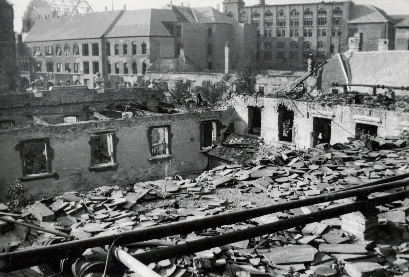 Magyarország, budai Vár, Budapest I., a Táncsics Mihály (Verbőczy) utca 1., a korábbi brit követség, háttérben az egykori Pénzügyminisztérium., 1945, Archiv für Zeitgeschichte ETH Zürich / Agnes Hirschi, Carl Lutz, háborús kár, Budapest, épületkár, Fortepan #105716