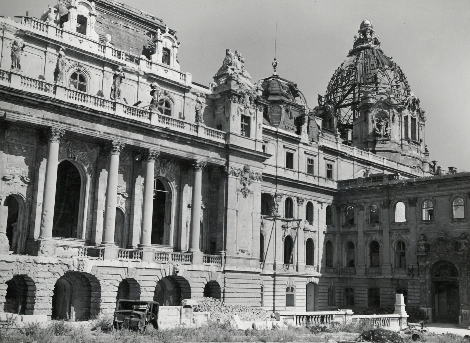 Hungary, Budapest I., a romos Királyi Palota (később Budavári Palota) a Hunyadi udvar felől nézve., 1945, Archiv für Zeitgeschichte ETH Zürich / Agnes Hirschi, Carl Lutz, war damage, wreck, Budapest, damaged building, dome, colonnade, balustrade, Fortepan #105721