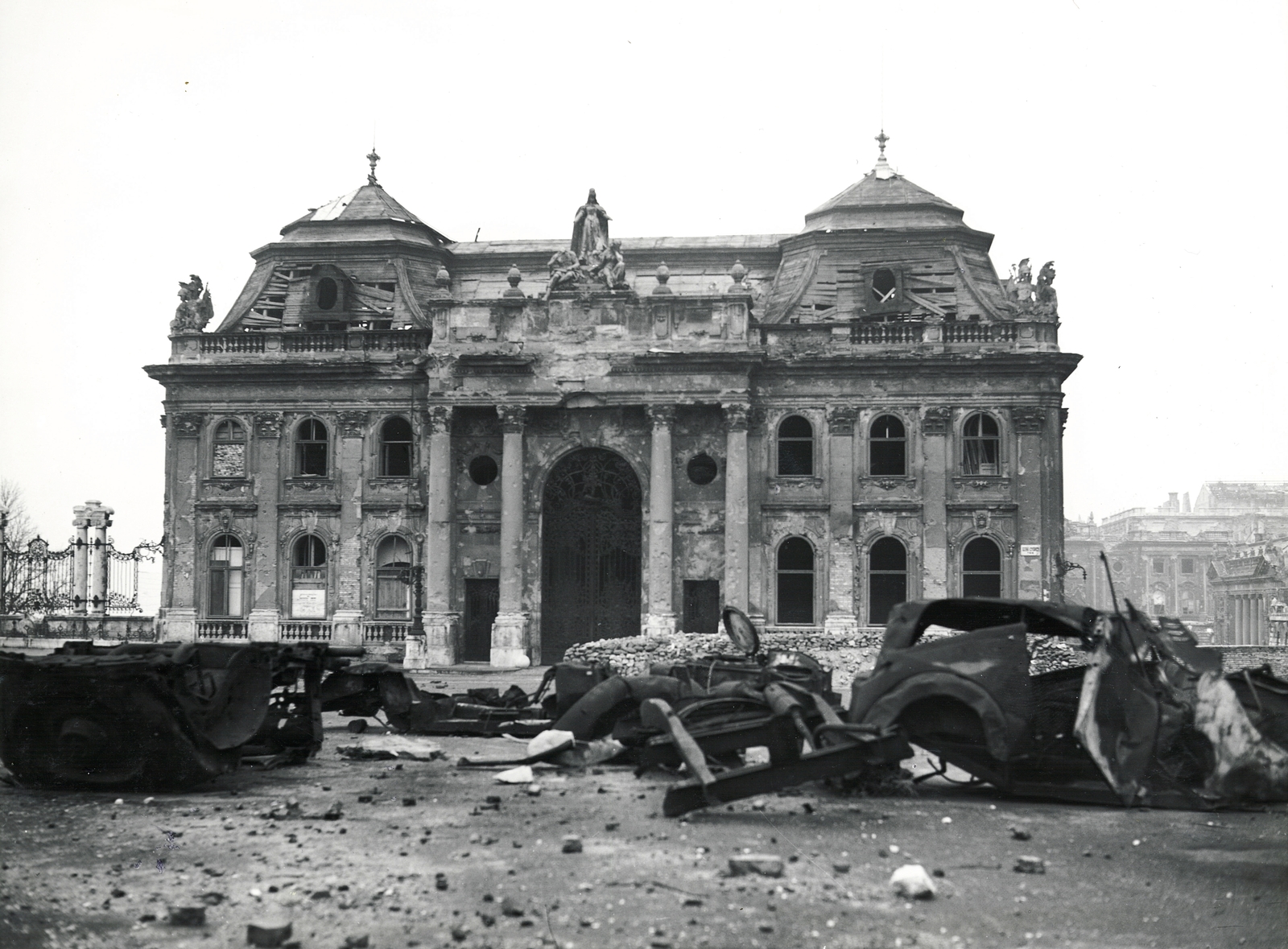 Hungary, Budapest I., Szent György tér, a Királyi Palota (később Budavári Palota) romos főkapuja., 1945, Archiv für Zeitgeschichte ETH Zürich / Agnes Hirschi, Carl Lutz, war damage, wreck, Budapest, Fortepan #105722