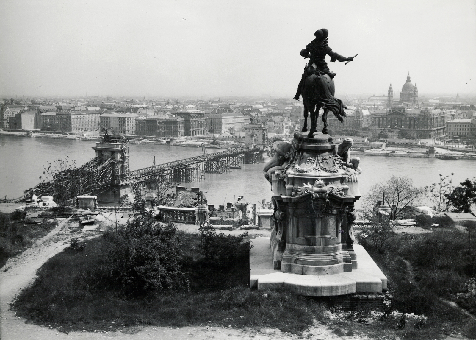 Hungary, Budapest I., kilátás a Királyi Palotától (később Budavári Palota) az újjáépülő Széchenyi Lánchíd felé, előtérben Savoyai Jenő lovasszobra (Róna József, 1899.)., 1949, Archiv für Zeitgeschichte ETH Zürich / Agnes Hirschi, Carl Lutz, war damage, scaffolding, horse sculpture, Budapest, bird's eye view, Fortepan #105731