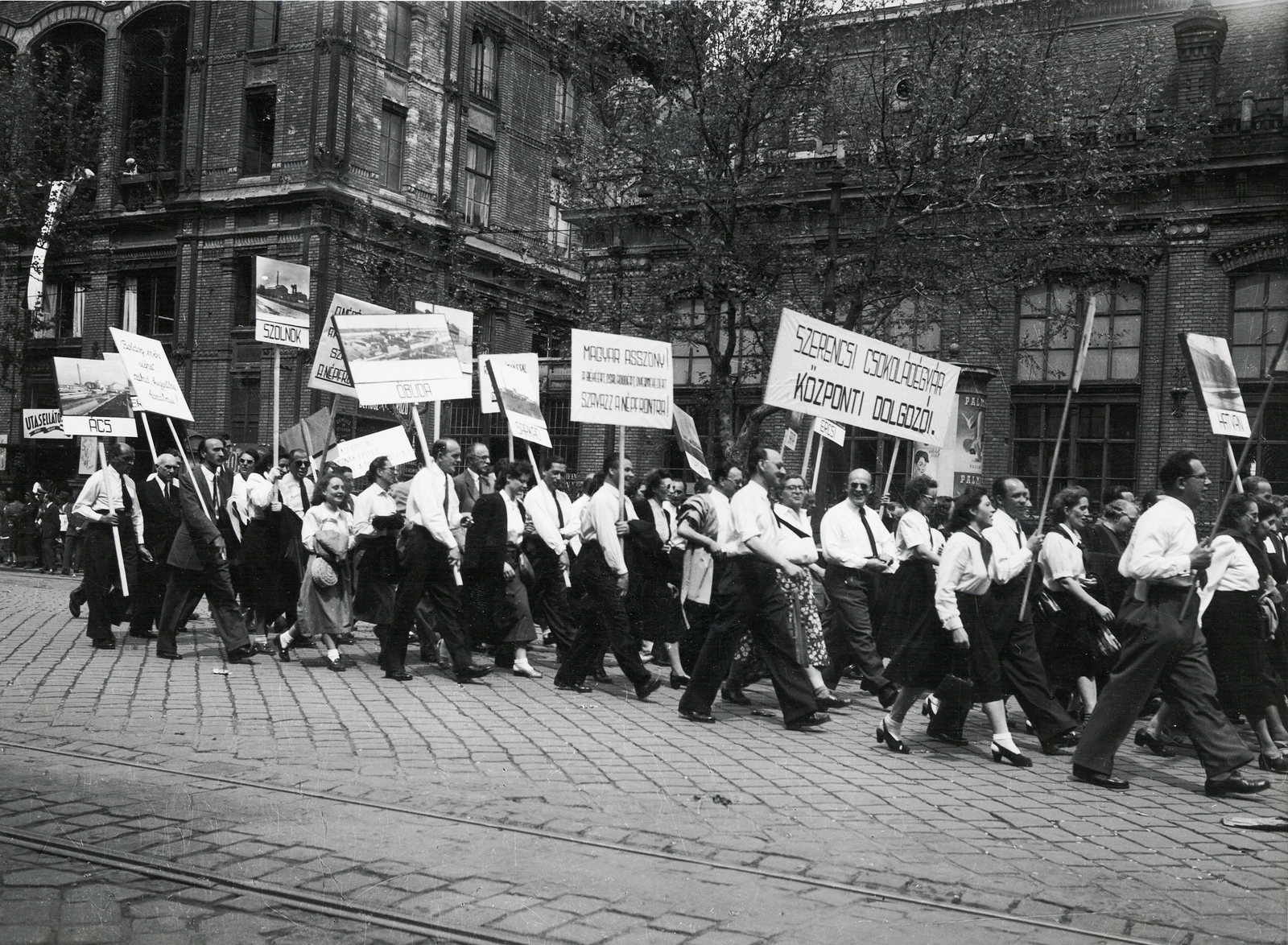 Magyarország, Budapest VI., Teréz körút, felvonulók a Nyugati pályaudvar előtt., 1949, Archiv für Zeitgeschichte ETH Zürich / Agnes Hirschi, Carl Lutz, felvonulás, propaganda, transzparens, Budapest, népfront, Fortepan #105737