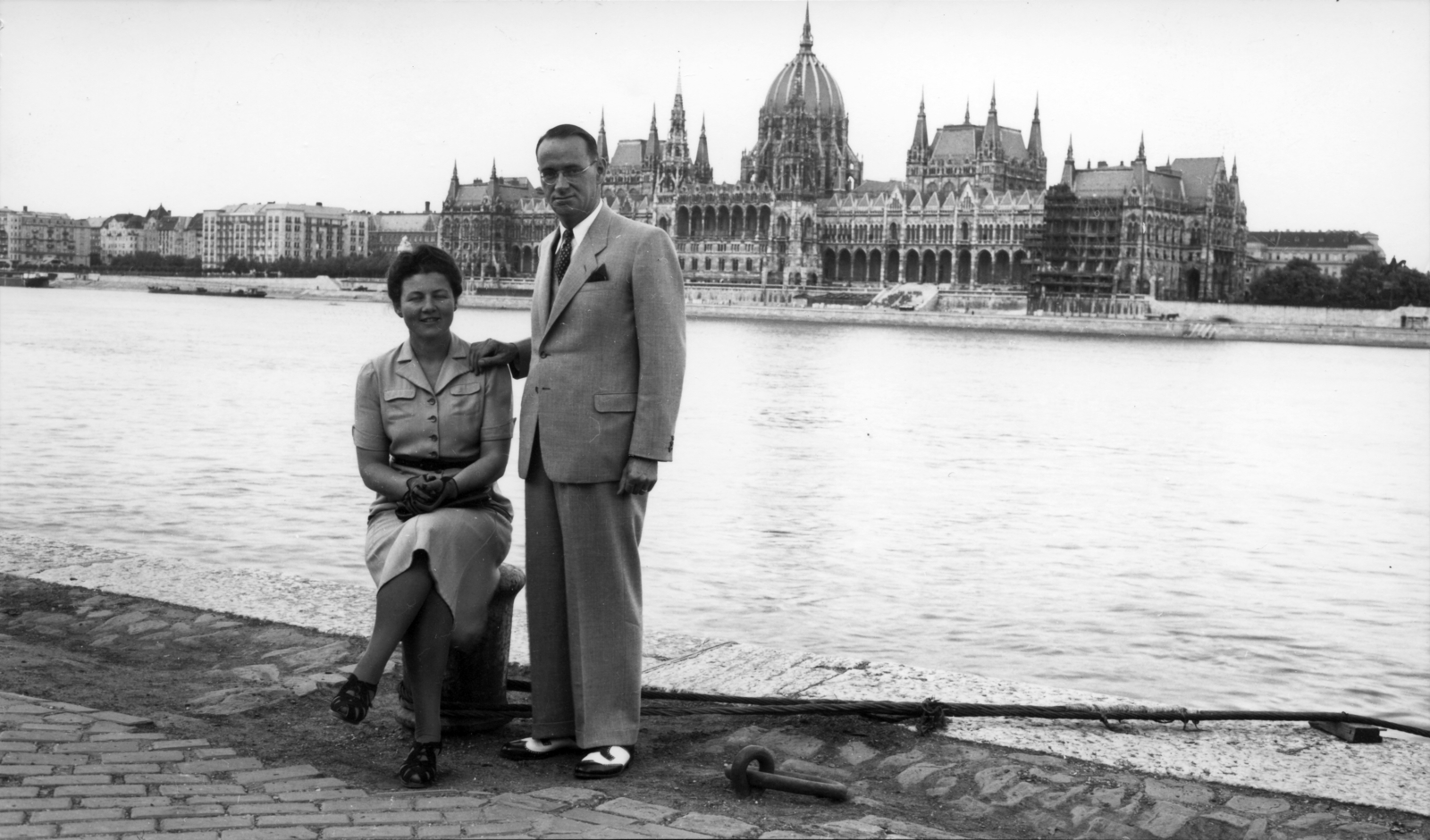 Magyarország, Budapest I., budai alsó rakpart, Carl Lutz svájci diplomata és felesége. Szemben a Parlament., 1943, Archiv für Zeitgeschichte ETH Zürich / Agnes Hirschi, Carl Lutz, épített örökség, Steindl Imre-terv, országház, neogótika, Budapest, Fortepan #105740