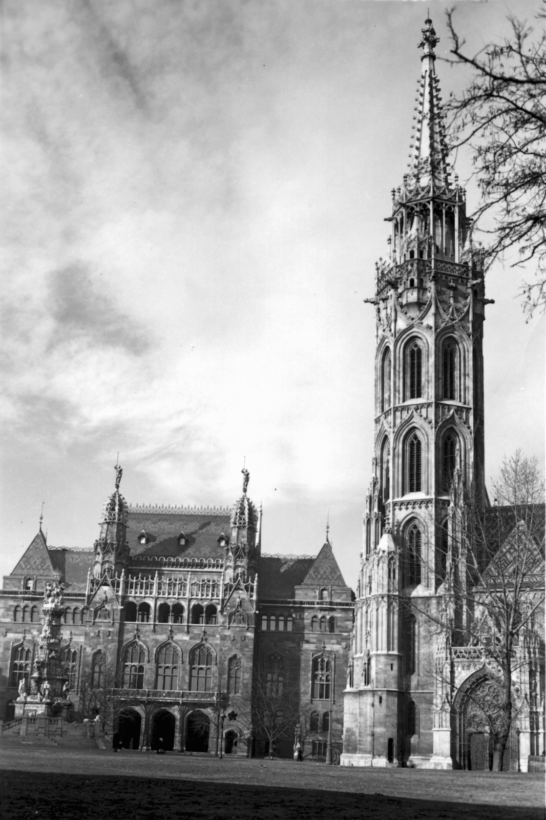 Magyarország, budai Vár, Budapest I., Szentháromság tér, a Pénzügyminisztérium épülete előtt a Szentháromság-szobor, jobbra a Mátyás-templom., 1943, Archiv für Zeitgeschichte ETH Zürich / Agnes Hirschi, Carl Lutz, Budapest, neogótika, Fortepan #105746