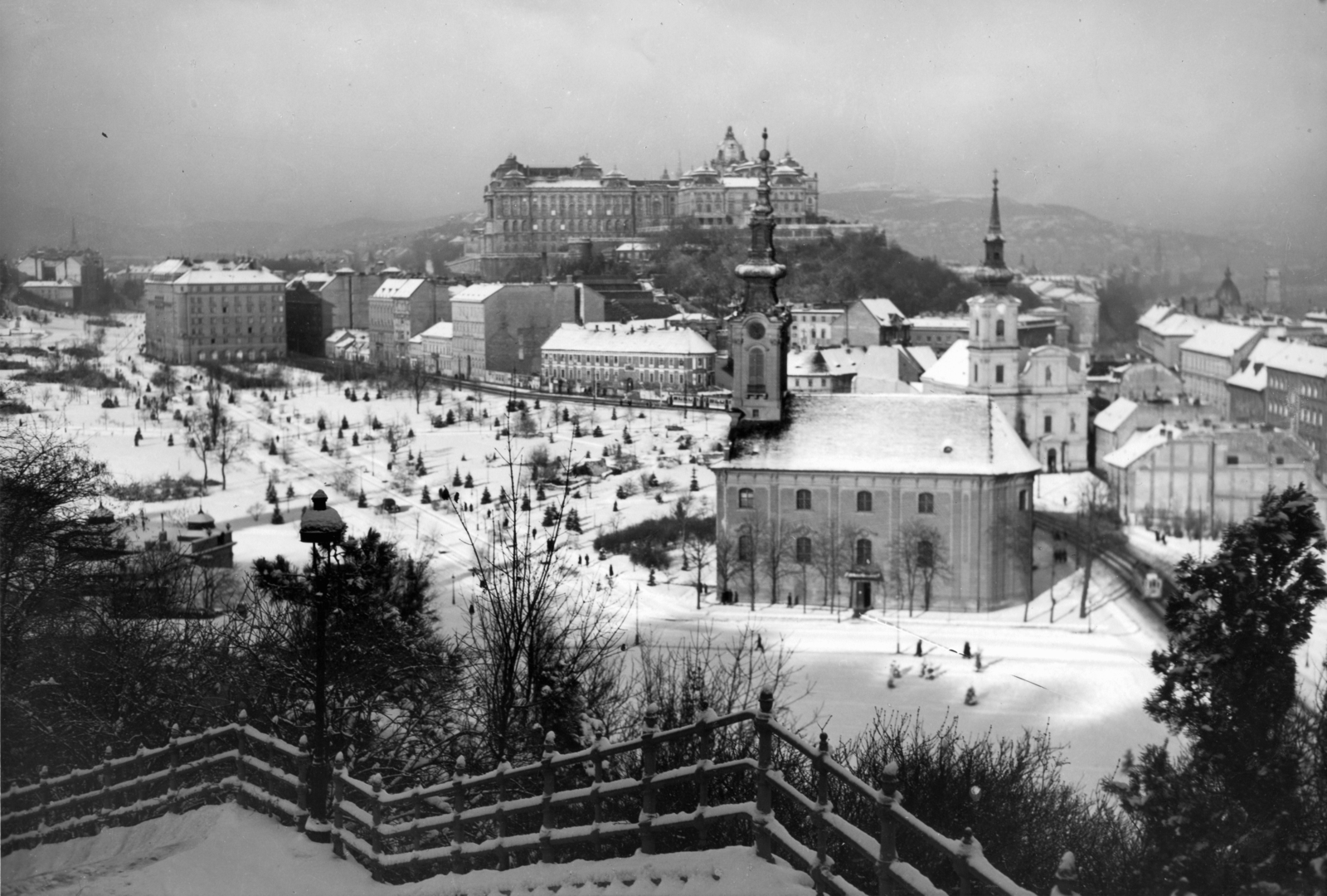 Hungary, Budapest I., látkép a Szent Gellért lépcsőről a Tabán és Királyi Palota (később Budavári Palota) felé. Előtérben a Szent Demeter szerb templom, mögötte az Alexandriai Szent Katalin-templom., 1942, Archiv für Zeitgeschichte ETH Zürich / Agnes Hirschi, Carl Lutz, Budapest, bird's eye view, Fortepan #105751