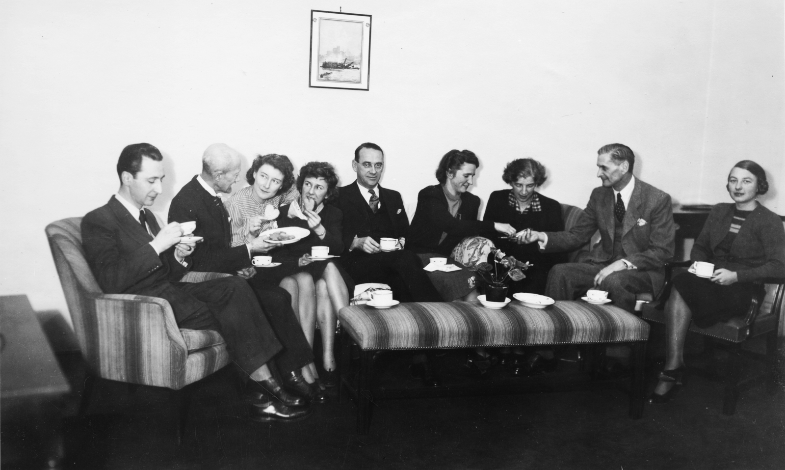 Magyarország, a svájci követség alkalmazottai, középen Carl Lutz diplomata., 1942, Archiv für Zeitgeschichte ETH Zürich / Agnes Hirschi, Carl Lutz, társaság, Fortepan #105757