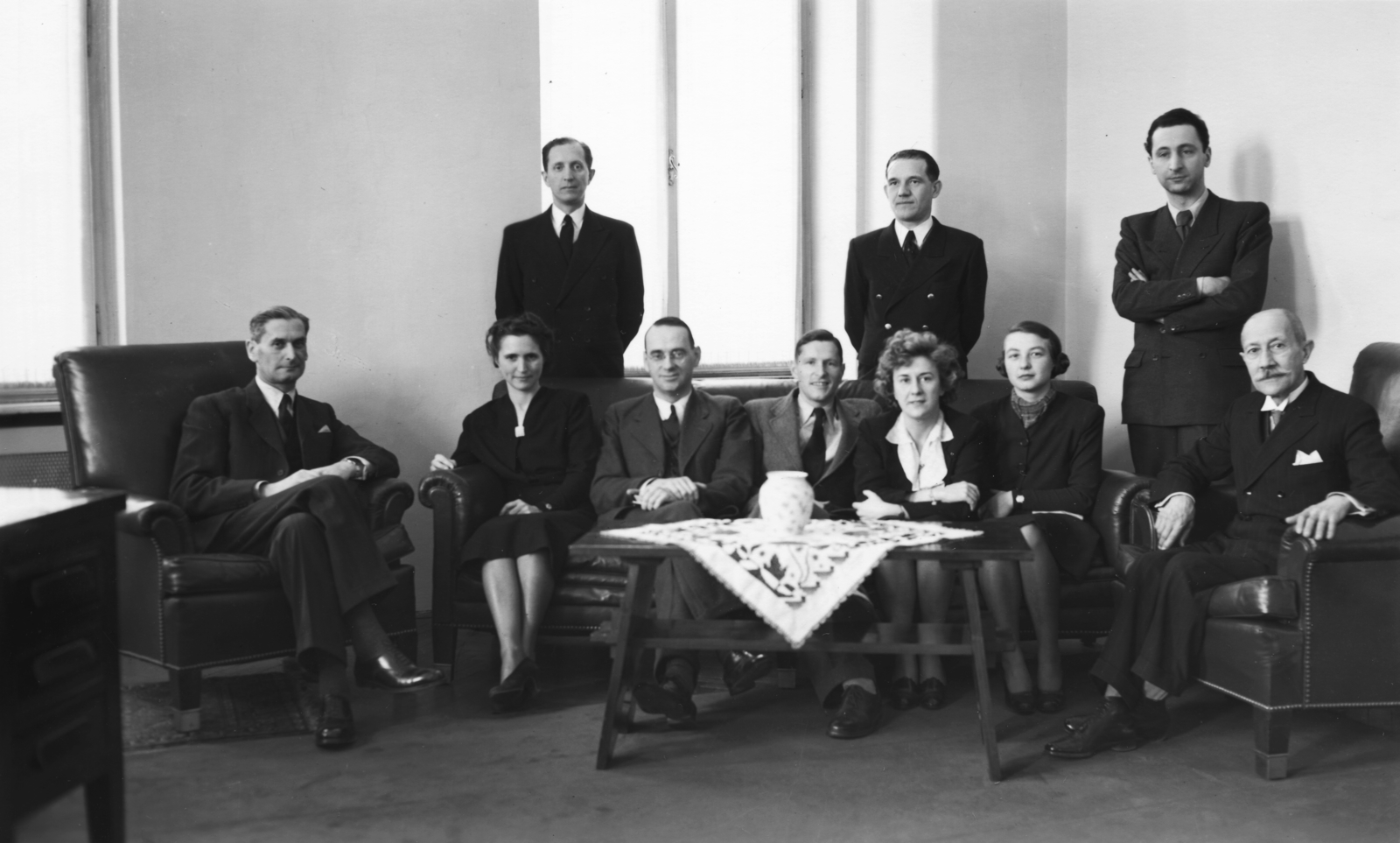 Magyarország, a svájci követség alkalmazottai, a kanapén balról a második Carl Lutz diplomata., 1942, Archiv für Zeitgeschichte ETH Zürich / Agnes Hirschi, Carl Lutz, átvetett láb, dohányzóasztal, Fortepan #105758