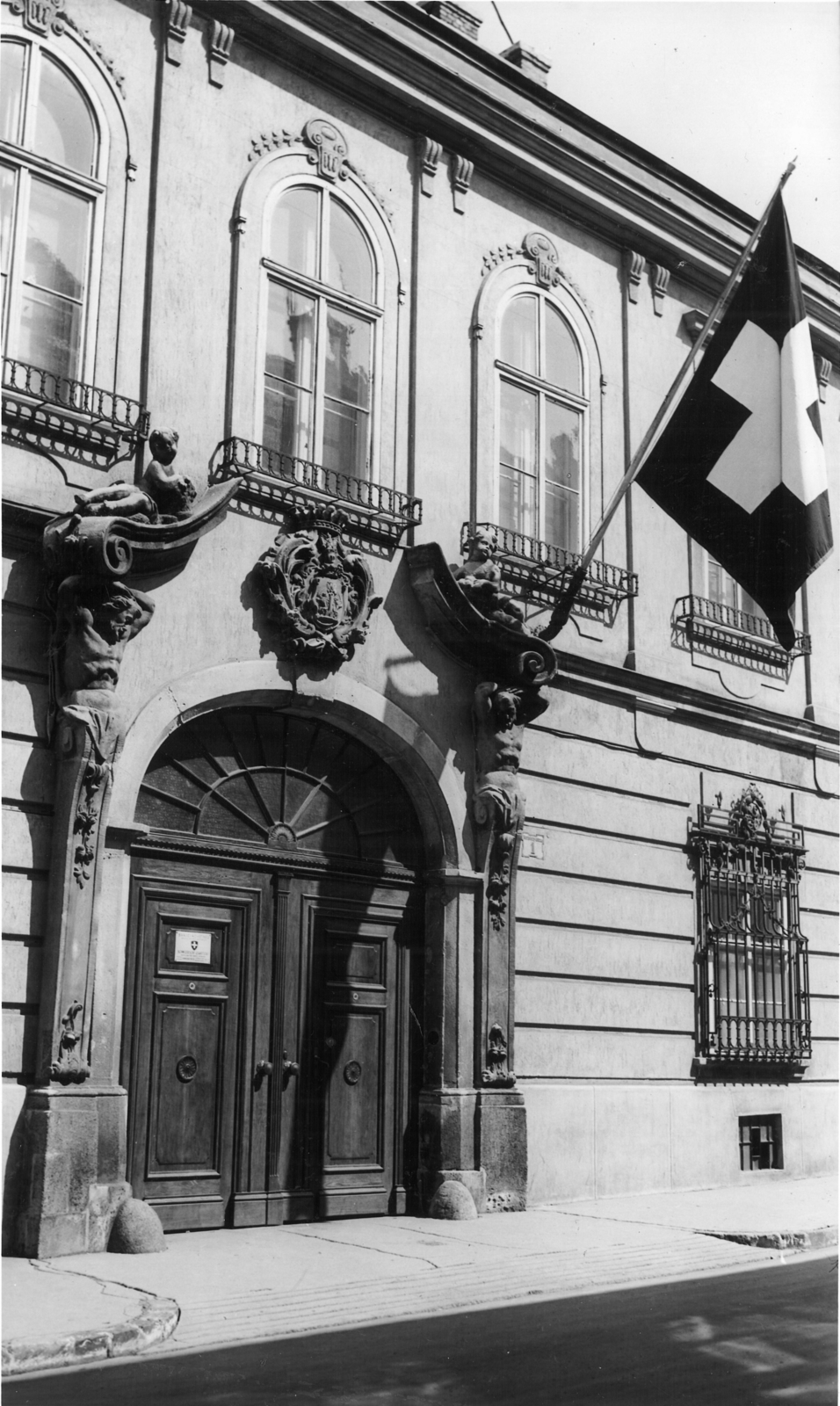 Magyarország, budai Vár, Budapest I., Táncsics Mihály (Verbőczy) utca 1., svájci zászlóval a korábbi brit követség épülete., 1943, Archiv für Zeitgeschichte ETH Zürich / Agnes Hirschi, Carl Lutz, zászló, kapu, címer, kerékvető, Budapest, Fortepan #105760