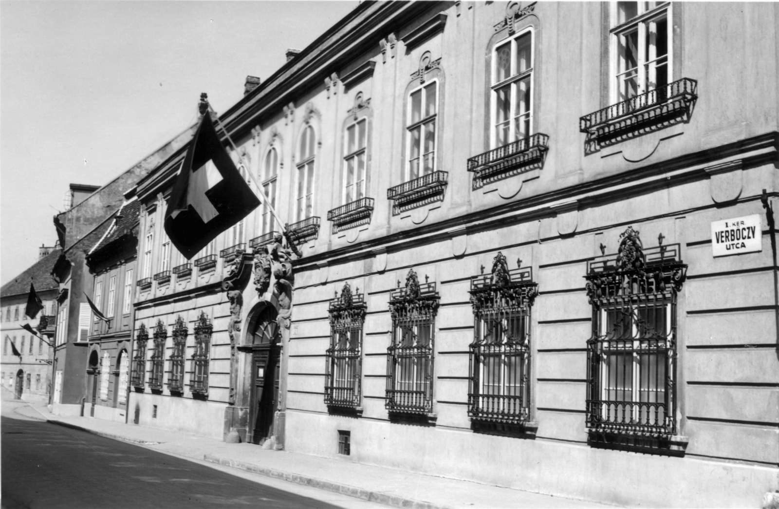 Hungary, Budapest I., Táncsics Mihály (Verbőczy) utca. Előtérben svájci zászlóval az 1. szám, a korábbi brit követség épülete., 1943, Archiv für Zeitgeschichte ETH Zürich / Agnes Hirschi, Carl Lutz, flag, street name sign, Budapest, Fortepan #105765