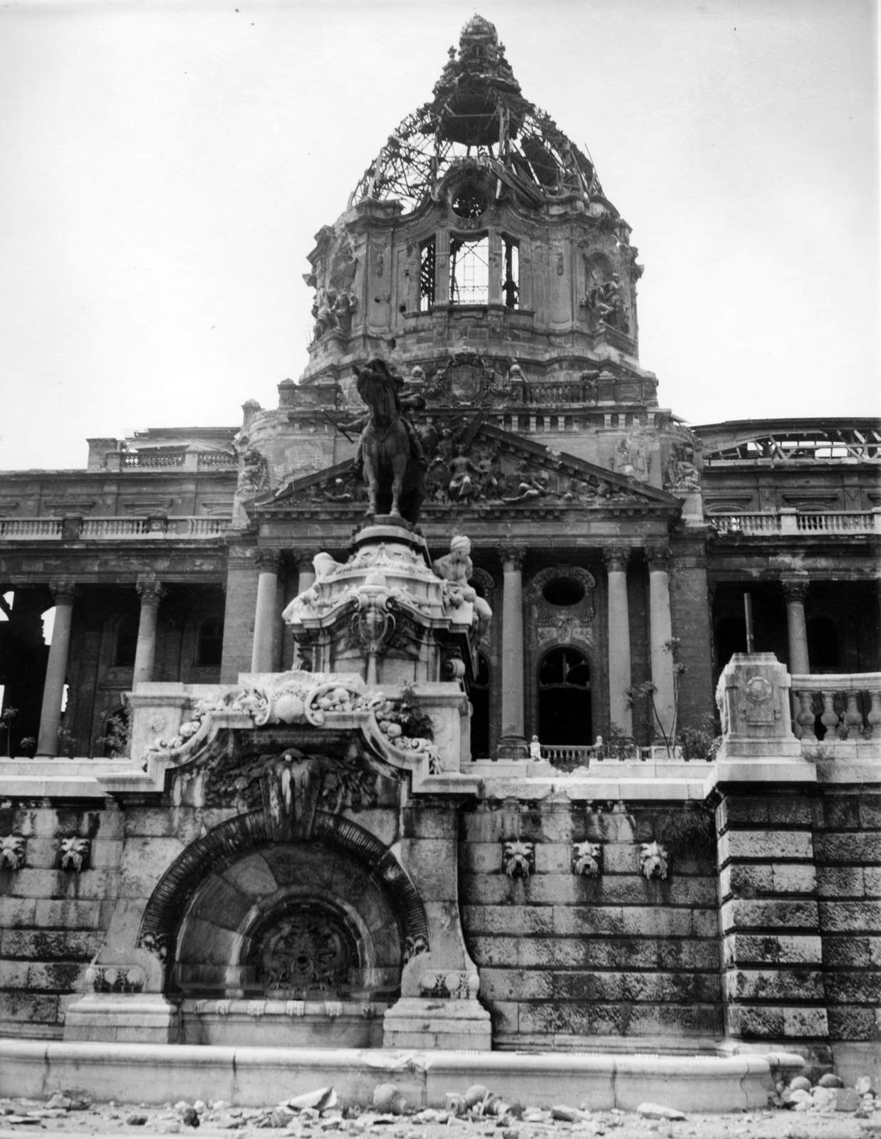 Hungary, Budapest I., a romos Királyi Palota (később Budavári Palota), előterében Savoyai Jenő lovasszobra (Róna József, 1899.)., 1945, Archiv für Zeitgeschichte ETH Zürich / Agnes Hirschi, Carl Lutz, war damage, horse sculpture, Budapest, Fortepan #105771