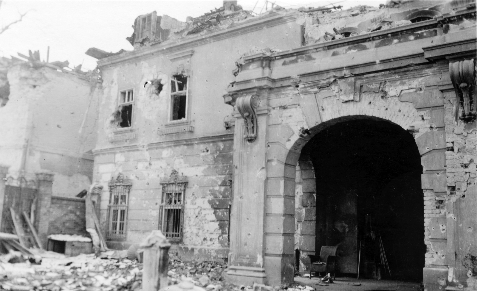 Hungary, Budapest I., Táncsics Mihály (Verbőczy) utca 1., a korábbi brit követség kert felőli oldala, balra a Boldog XI. Ince pápa (Ibolya) utcai kapu., 1945, Archiv für Zeitgeschichte ETH Zürich / Agnes Hirschi, Carl Lutz, war damage, Budapest, Fortepan #105774