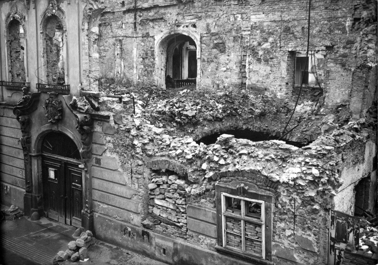 Hungary, Budapest I., Táncsics Mihály (Verbőczy) utca 1. a korábbi brit követség lerombolt épülete., 1945, Archiv für Zeitgeschichte ETH Zürich / Agnes Hirschi, Carl Lutz, war damage, gate, crest, curb, Budapest, Fortepan #105776