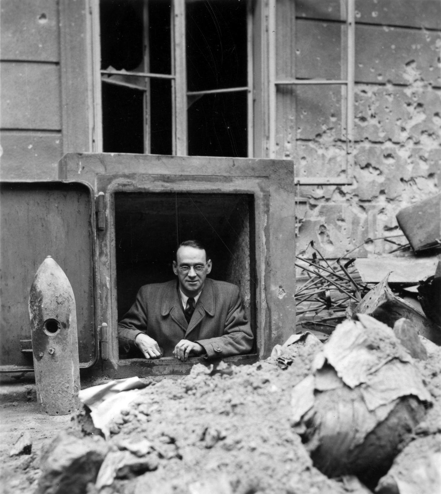 Magyarország, budai Vár, Budapest I., a Táncsics Mihály (Verbőczy) utca 1., a korábbi brit követség légó pincéjének lejáratában Carl Lutz svájci diplomata., 1945, Archiv für Zeitgeschichte ETH Zürich / Agnes Hirschi, Carl Lutz, háborús kár, ostrom, bomba, légoltalom, Budapest, golyónyom, Fortepan #105787