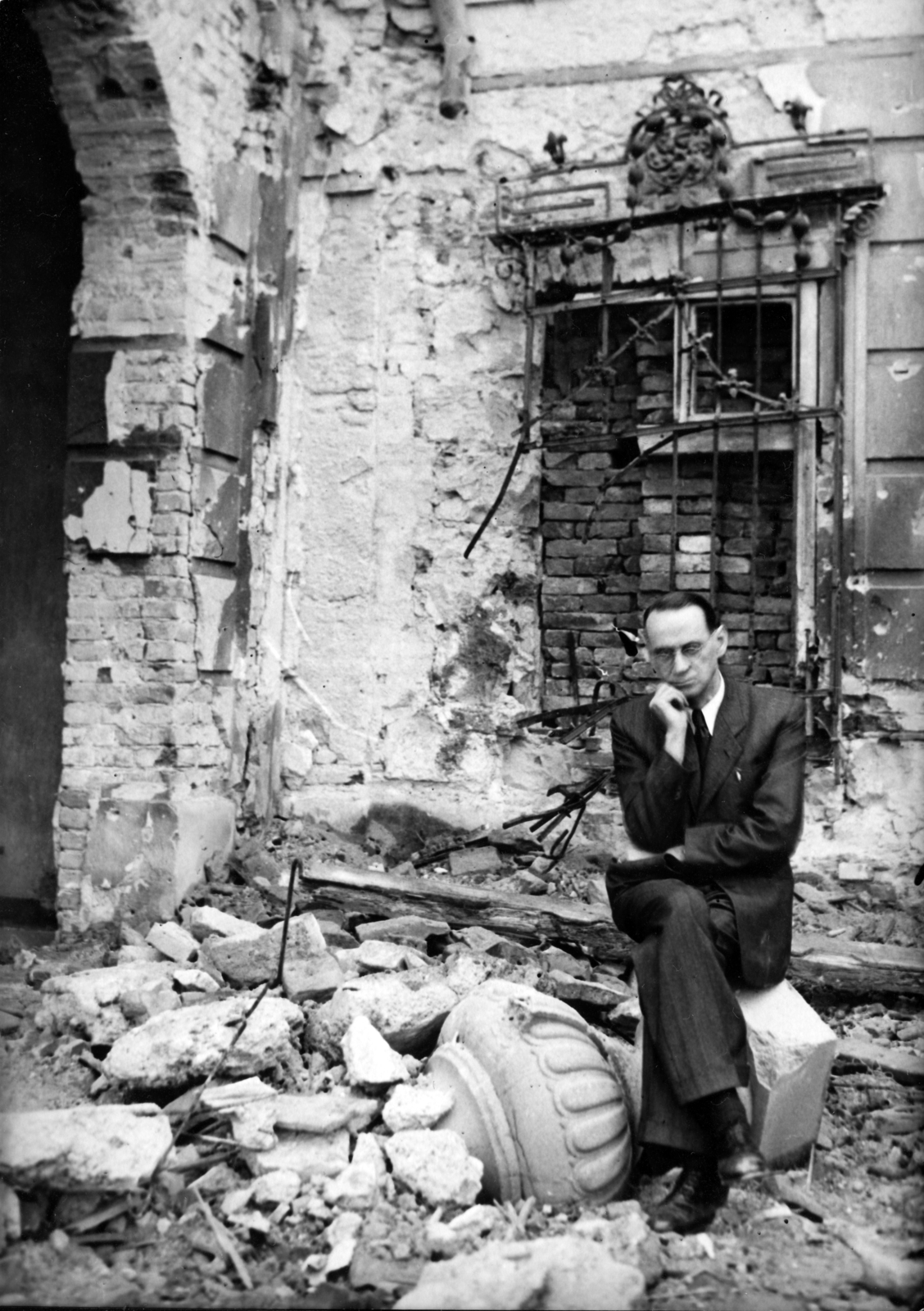 Hungary, Budapest I., a Táncsics Mihály (Verbőczy) utca 1., a korábbi brit követség kertjében Carl Lutz svájci diplomata., 1945, Archiv für Zeitgeschichte ETH Zürich / Agnes Hirschi, Carl Lutz, war damage, siege, Budapest, sitting, Fortepan #105789