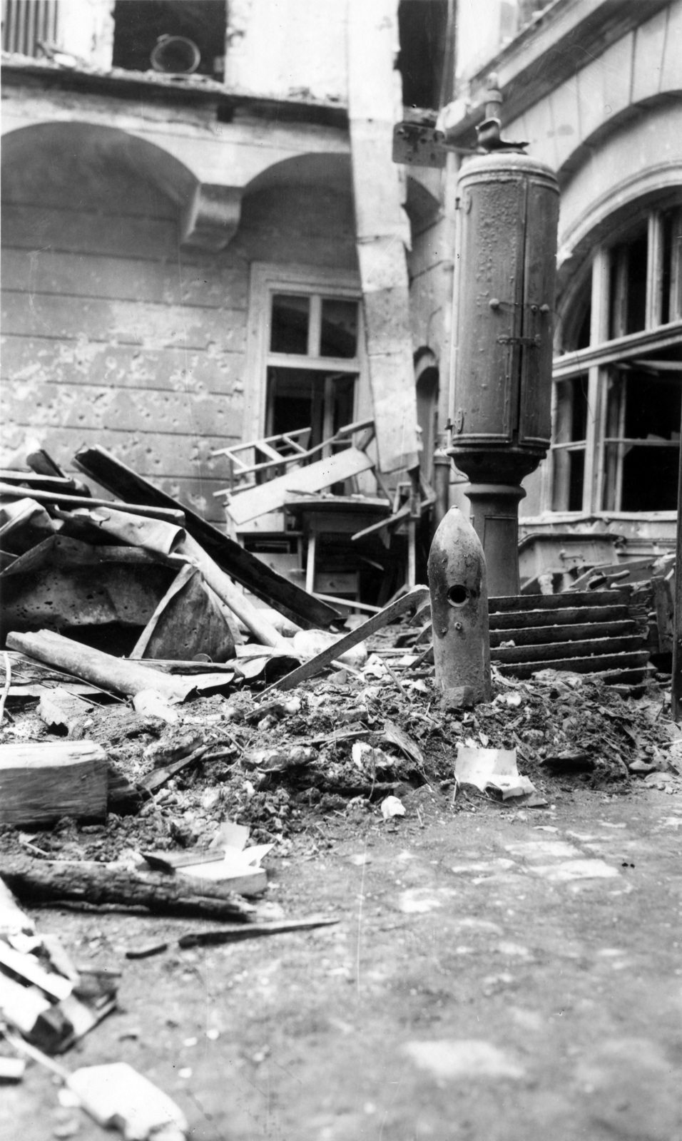 Hungary, Budapest I., a Táncsics Mihály (Verbőczy) utca 1., a korábbi brit követség udvara., 1945, Archiv für Zeitgeschichte ETH Zürich / Agnes Hirschi, Carl Lutz, war damage, siege, Budapest, boiler, bath-heater, Fortepan #105791