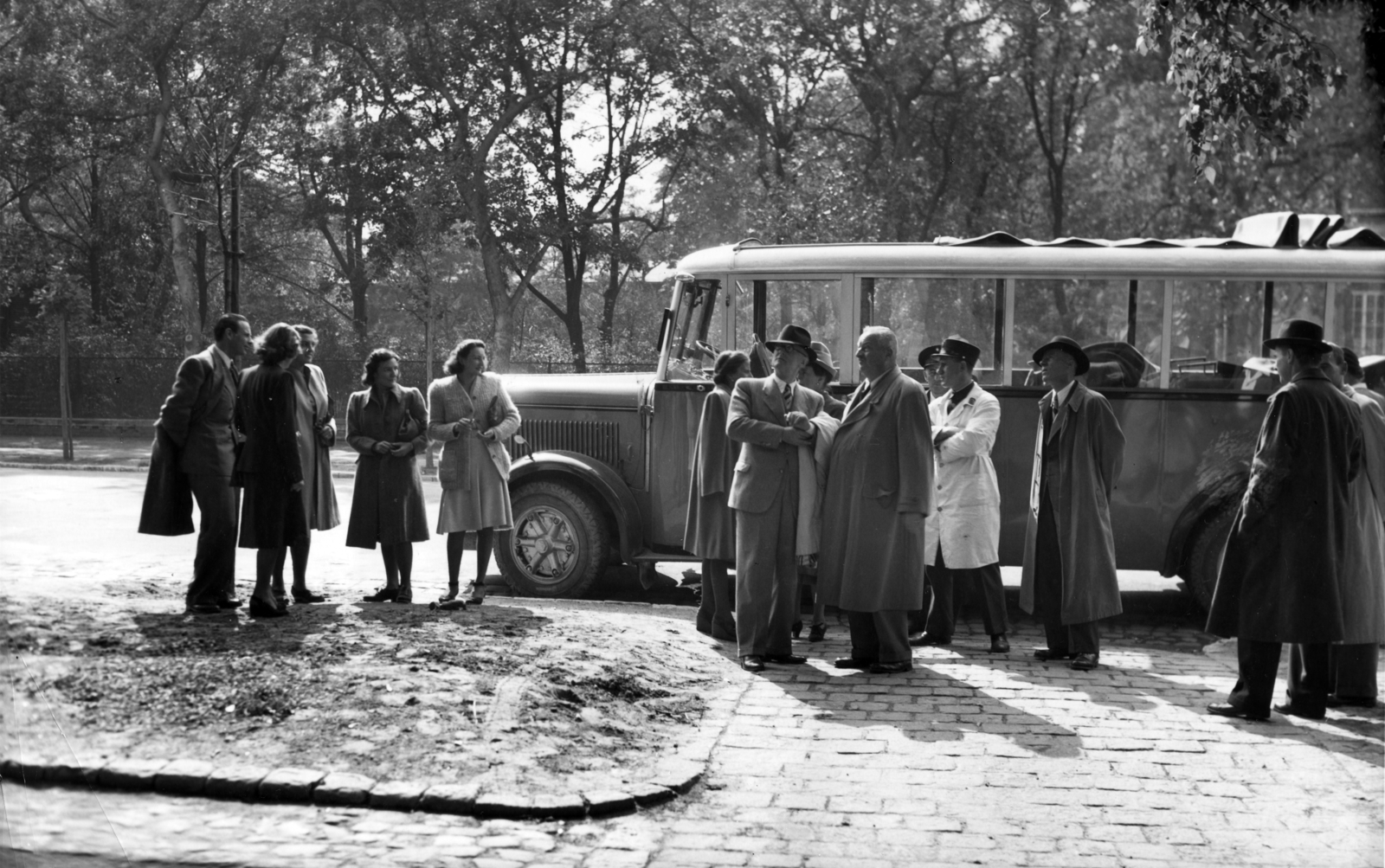 Magyarország, Budapest XIV., Stefánia út, a felvétel a Svájci Nagykövetség előtt a svájci diplomaták és családtagjaik Budapesti látogatásakor készült. Középen szemüveggel és kalapban Maximilian Jaeger svájci lelkész, a budapesti svájci misszió vezetője, tőle jobbra Franz Bischof svájci alkonzul., 1943, Archiv für Zeitgeschichte ETH Zürich / Agnes Hirschi, Carl Lutz, autóbusz, Budapest, Fortepan #105793