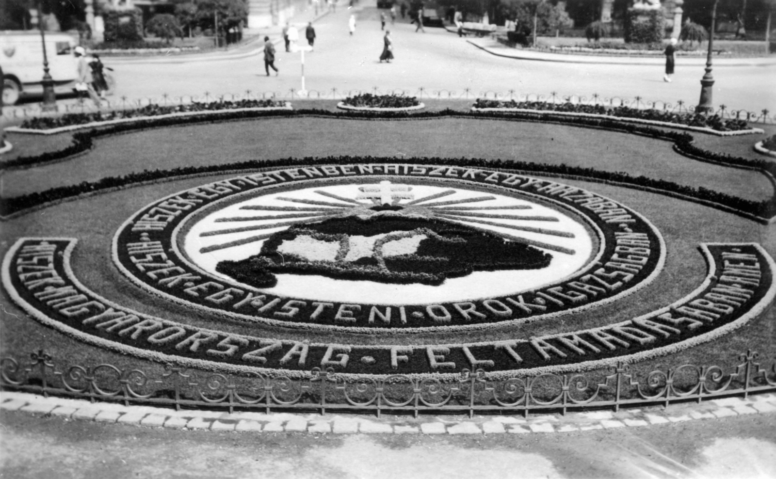 Magyarország, Budapest V., Szabadság tér, irredenta emlékhely virágokból, szemben a Honvéd utca., 1942, Archiv für Zeitgeschichte ETH Zürich / Agnes Hirschi, Carl Lutz, virágszőnyeg, irredentizmus, Budapest, Fortepan #105796