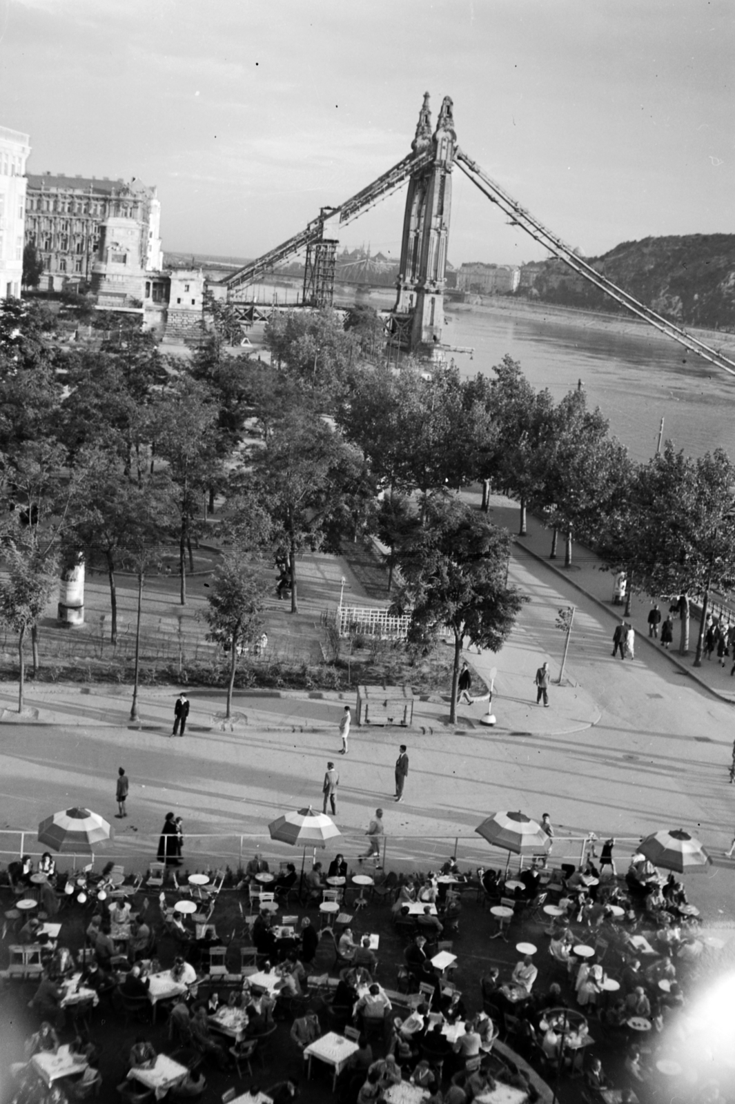 Hungary, Budapest V., kilátás a Duna Szállóból a Petőfi tér és a lerombolt Erzsébet híd pesti hídfője felé. Előtérben a szálló déli falánál a Dunakert szórakozóhely., 1949, Archiv für Zeitgeschichte ETH Zürich / Agnes Hirschi, Carl Lutz, sunshades, terrace, Budapest, Fortepan #105801