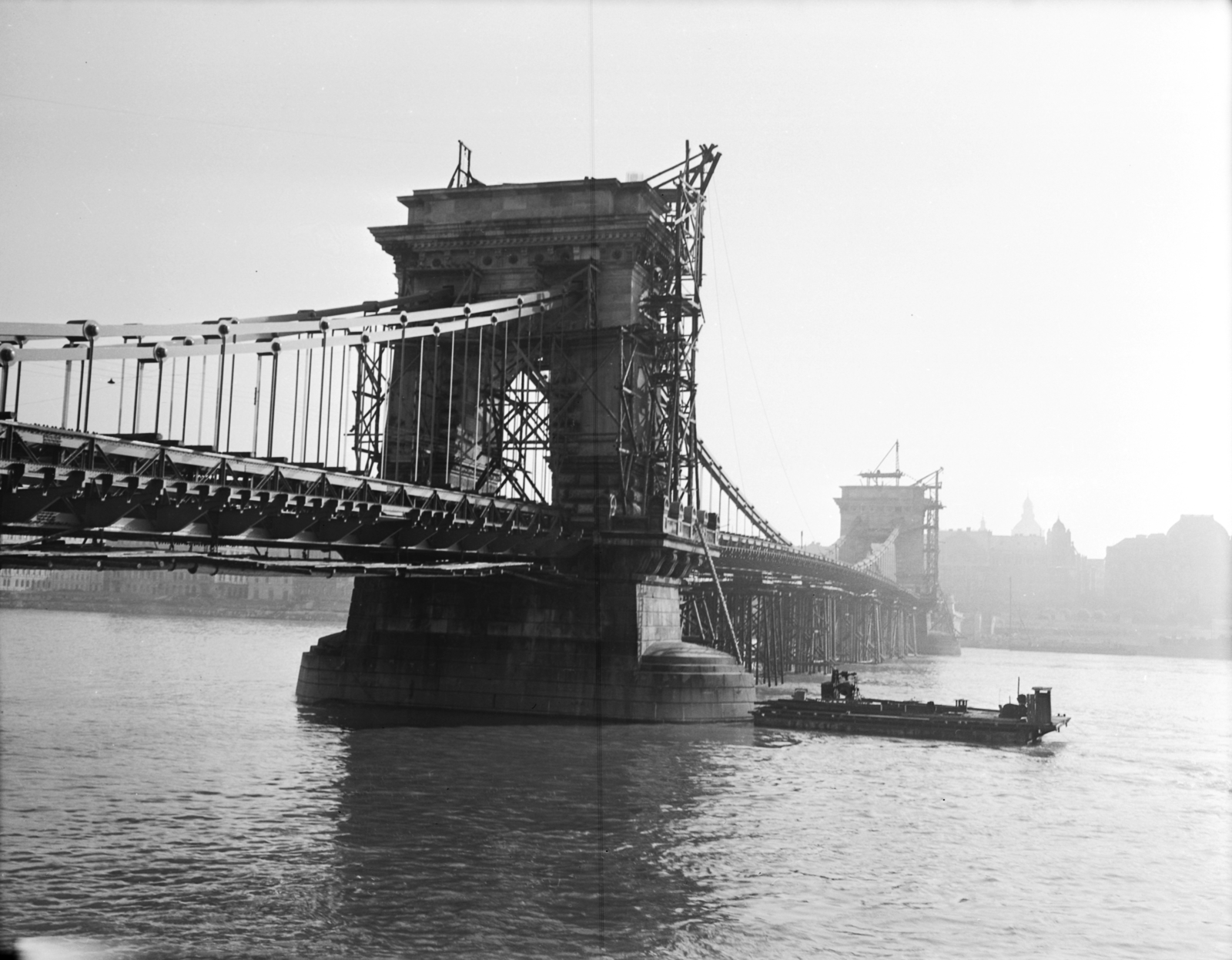 Hungary, Budapest I., az újjáépülő Széchenyi Lánchíd a budai alsó rakpartról nézve., 1949, Archiv für Zeitgeschichte ETH Zürich / Agnes Hirschi, Carl Lutz, scaffolding, Budapest, Fortepan #105802