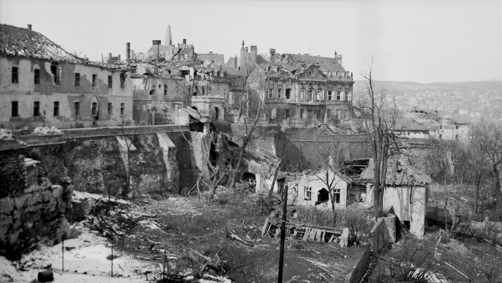 Hungary, Budapest I., kilátás a Halászbástyáról az Iskola lépcső felé. Szemben a korábbi brit követség, jobbra az Erdődy-Hatvany palota., 1945, Archiv für Zeitgeschichte ETH Zürich / Agnes Hirschi, Carl Lutz, war damage, siege, Budapest, Fortepan #105809
