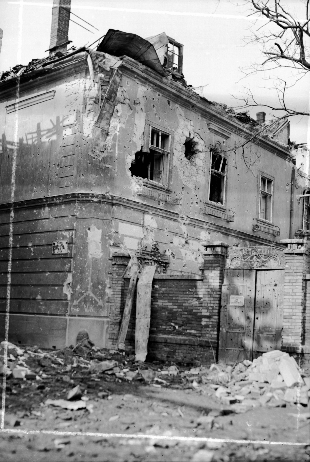 Hungary, Budapest I., Boldog XI. Ince pápa (Ibolya) utca, a korábbi brit követség kertkapuja., 1945, Archiv für Zeitgeschichte ETH Zürich / Agnes Hirschi, Carl Lutz, war damage, siege, Budapest, Fortepan #105810