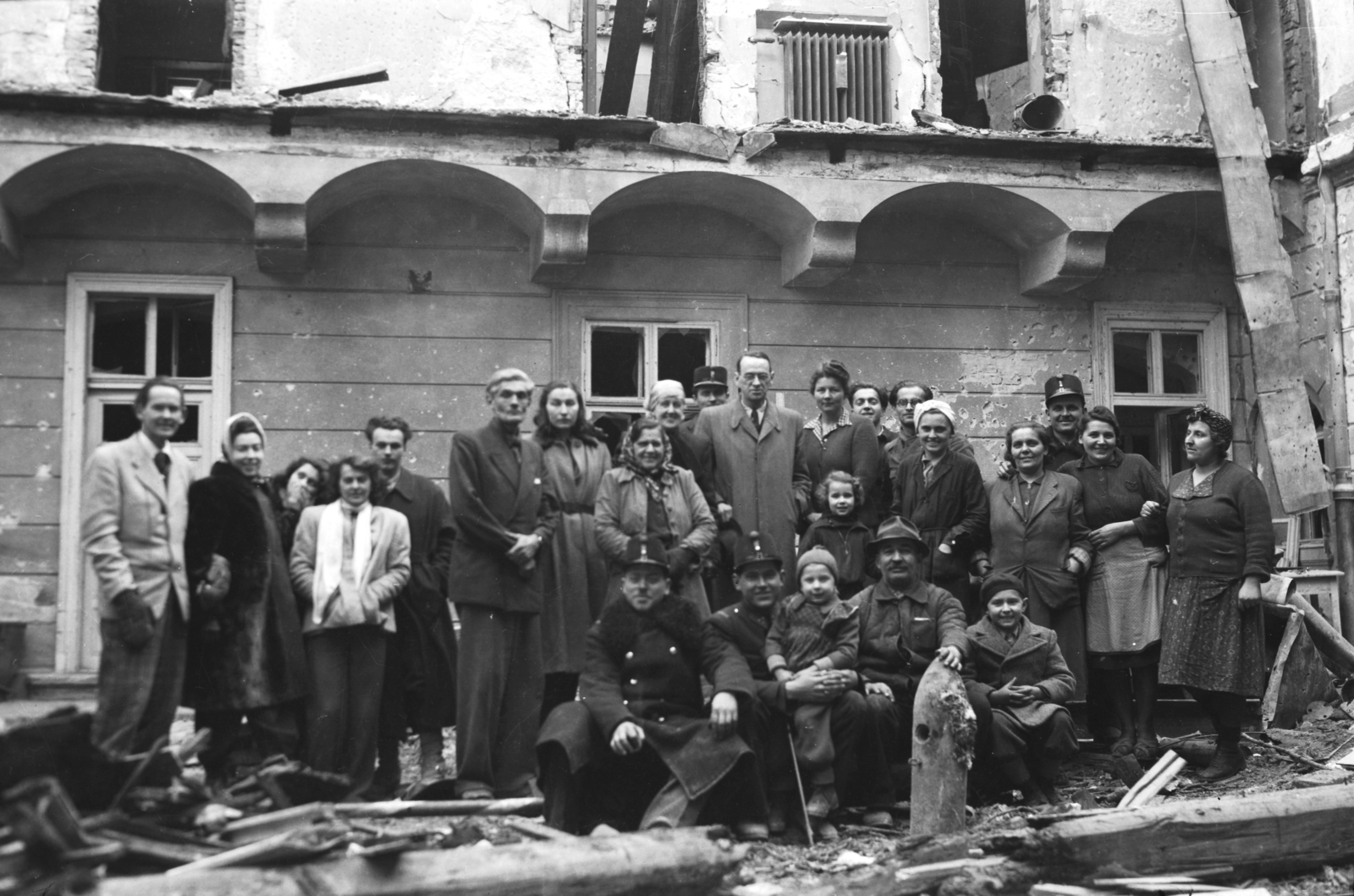 Hungary, Budapest I., a Táncsics Mihály (Verbőczy) utca 1., a korábbi brit követség udvara, középen világos kabátban Carl Lutz svájci diplomata., 1945, Archiv für Zeitgeschichte ETH Zürich / Agnes Hirschi, Carl Lutz, war damage, siege, cop, Budapest, tableau, Fortepan #105811