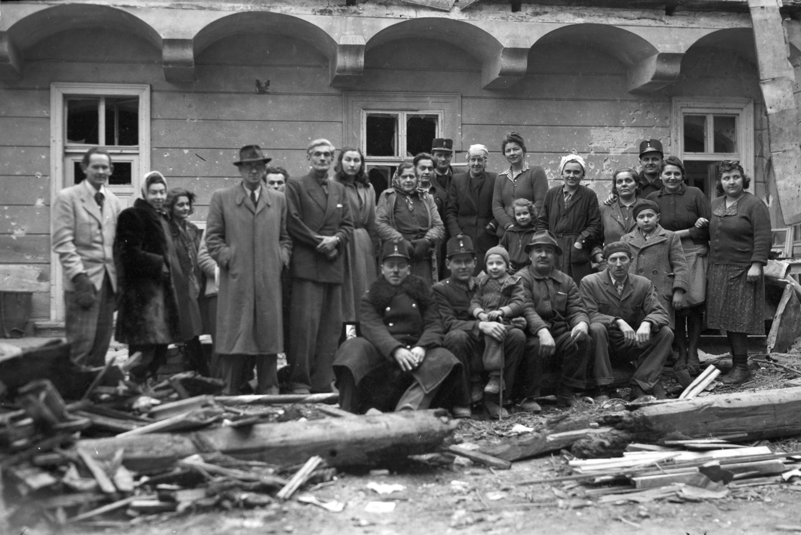 Hungary, Budapest I., a Táncsics Mihály (Verbőczy) utca 1., a korábbi brit követség udvara, balra világos kabátban Carl Lutz svájci diplomata., 1945, Archiv für Zeitgeschichte ETH Zürich / Agnes Hirschi, Carl Lutz, war damage, siege, cop, Budapest, tableau, Fortepan #105812