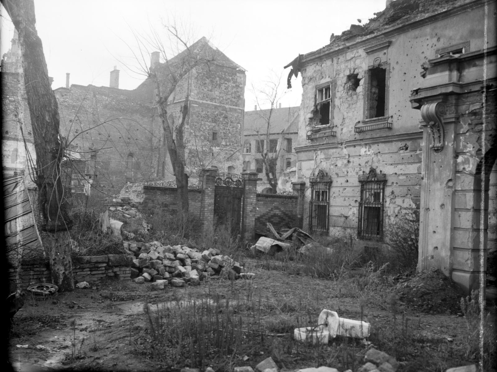 Hungary, Budapest I., a Táncsics Mihály (Verbőczy) utca 1., a korábbi brit követség kertje és a Boldog XI. Ince pápa (Ibolya) utcai kapuja. Háttérben középen a Miklós torony., 1949, Archiv für Zeitgeschichte ETH Zürich / Agnes Hirschi, Carl Lutz, war damage, Budapest, Fortepan #105816