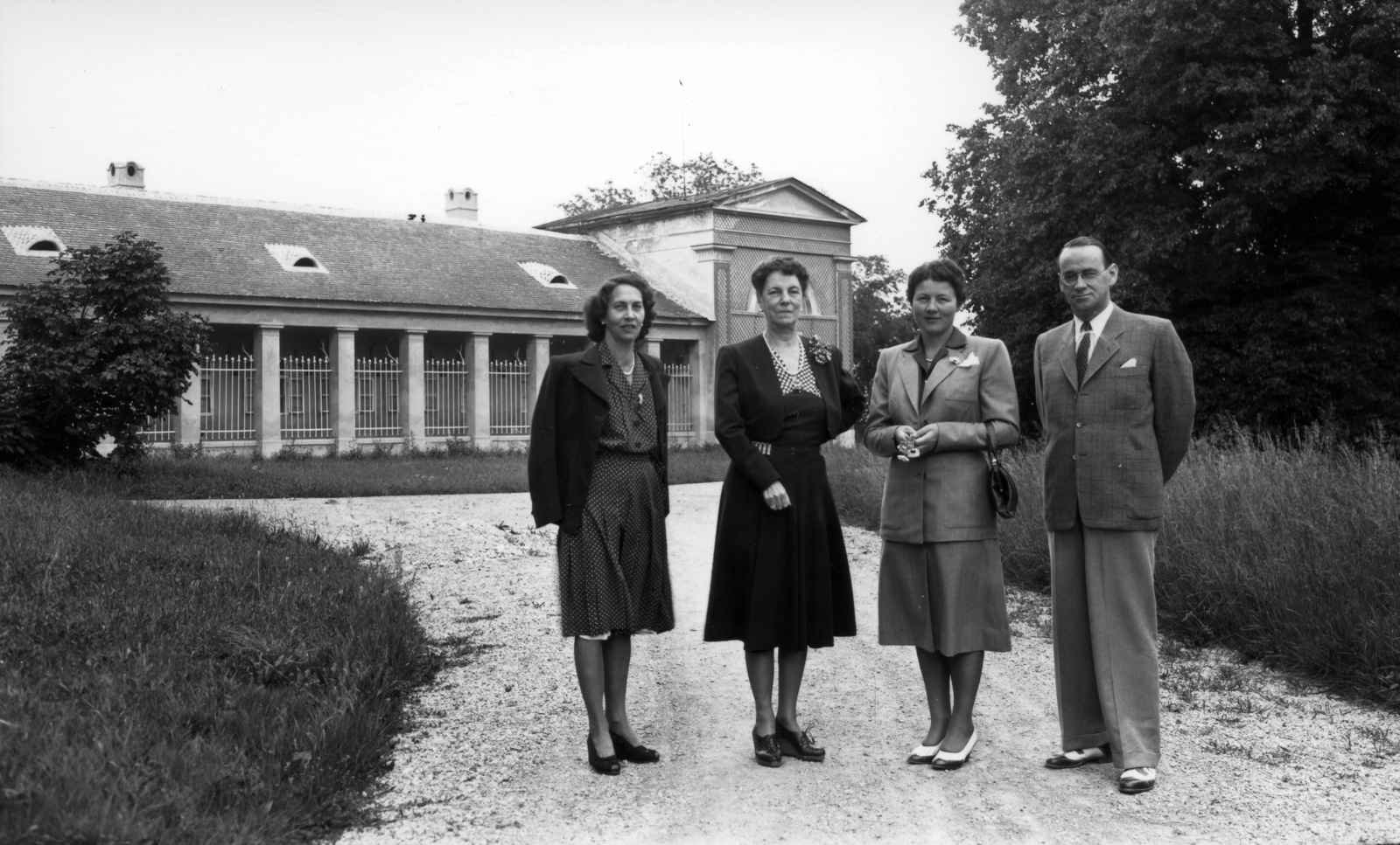 Magyarország, Bajna, a Sándor-Metternich-kastély parkja, Carl Lutz diplomata, mellette a felesége., 1944, Archiv für Zeitgeschichte ETH Zürich / Agnes Hirschi, Carl Lutz, csoportkép, hölgy, híres ember, diplomata, Fortepan #105824